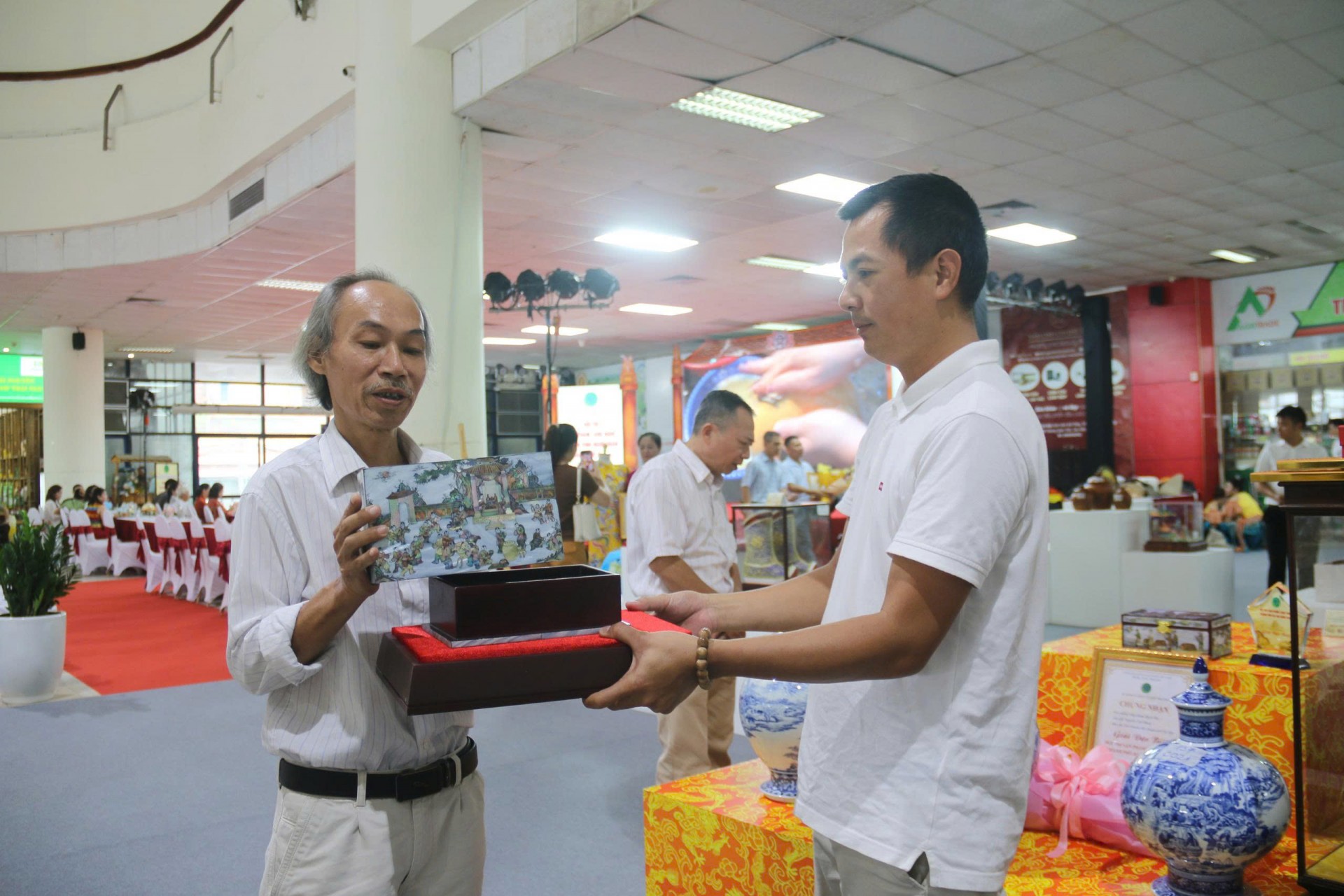 Tôn vinh bàn tay tài hoa, tiếp sức để sản phẩm làng nghề Hà Nội vươn xa