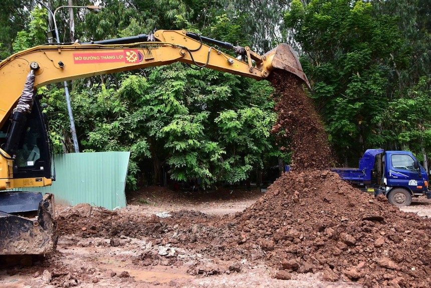 Bộ Tư lệnh TP. HCM đã huy động 3 xe máy cuốc hỗ trợ việc đào đất để đảm bảo tiến độ công việc
