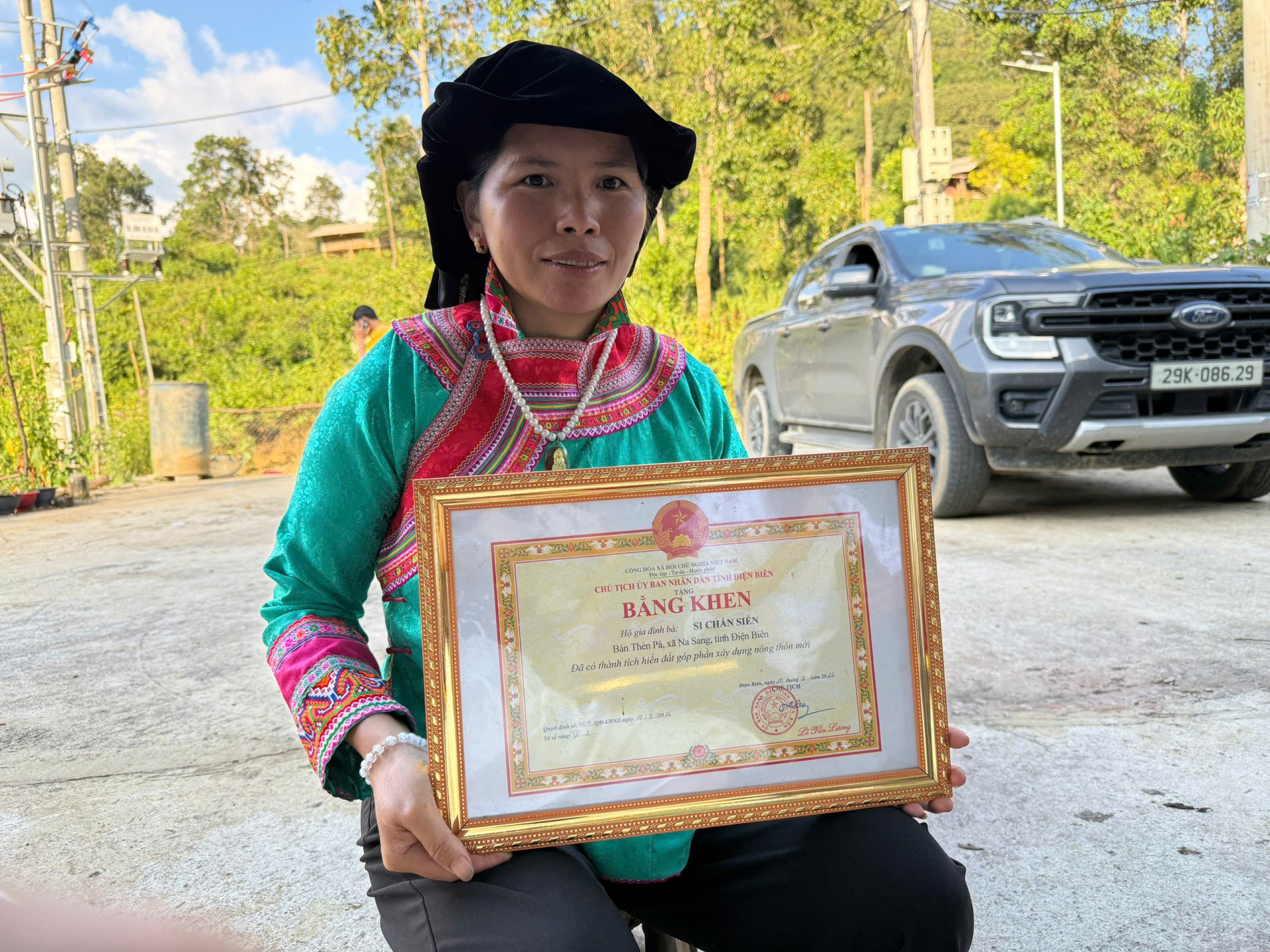 Chị Si Chấn Siến, bản Thèn Pả, xã Na Sang, tỉnh Điện Biên – cá nhân tiêu biểu trong phong trào xây dựng nông thôn mới, được Chủ tịch UBND tỉnh Điện Biên tặng Bằng khen vì những đóng góp tích cực cho địa phương. Chị Si Chấn Siến, bản Thèn Pả, xã Na Sang, tỉnh Điện Biên – cá nhân tiêu biểu trong phong trào xây dựng nông thôn mới, được Chủ tịch UBND tỉnh Điện Biên tặng Bằng khen vì những đóng góp tích cực cho địa phương.