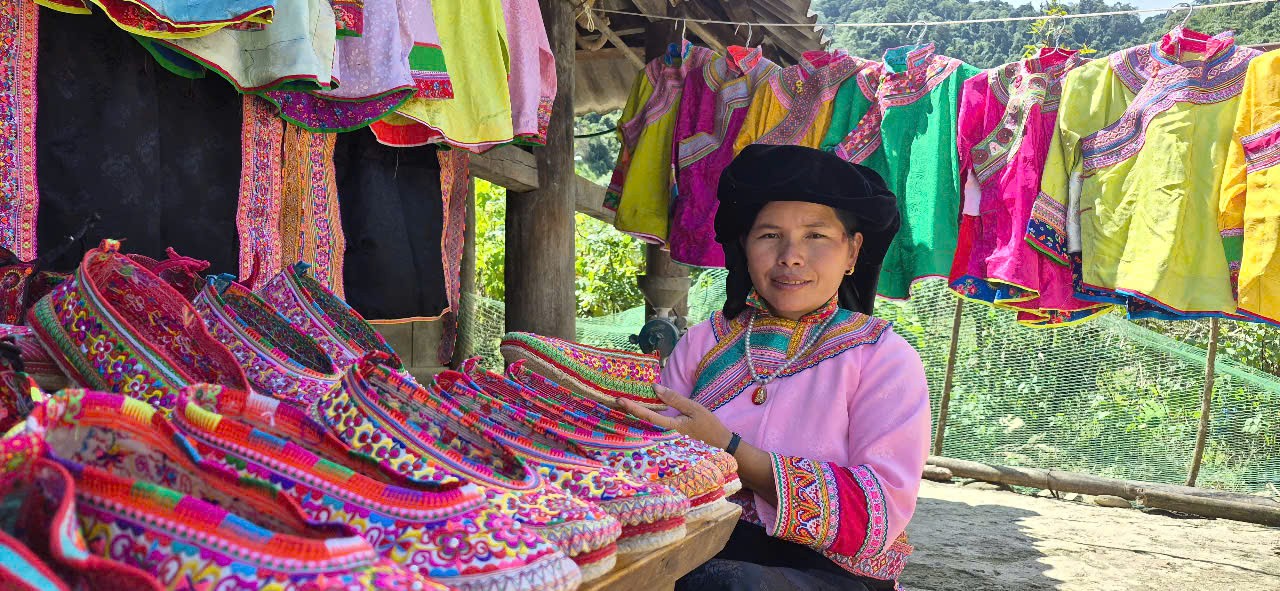 Chị Si Chấn Siến bên những sản phẩm thêu thủ công truyền thống của đồng bào dân tộc Hoa tại bản Thèn Pả, xã Na Sang, góp phần gìn giữ bản sắc văn hóa gắn với phát triển sinh kế địa phương. Chị Si Chấn Siến bên những sản phẩm thêu thủ công truyền thống của đồng bào dân tộc Hoa tại bản Thèn Pả, xã Na Sang, góp phần gìn giữ bản sắc văn hóa gắn với phát triển sinh kế địa phương.