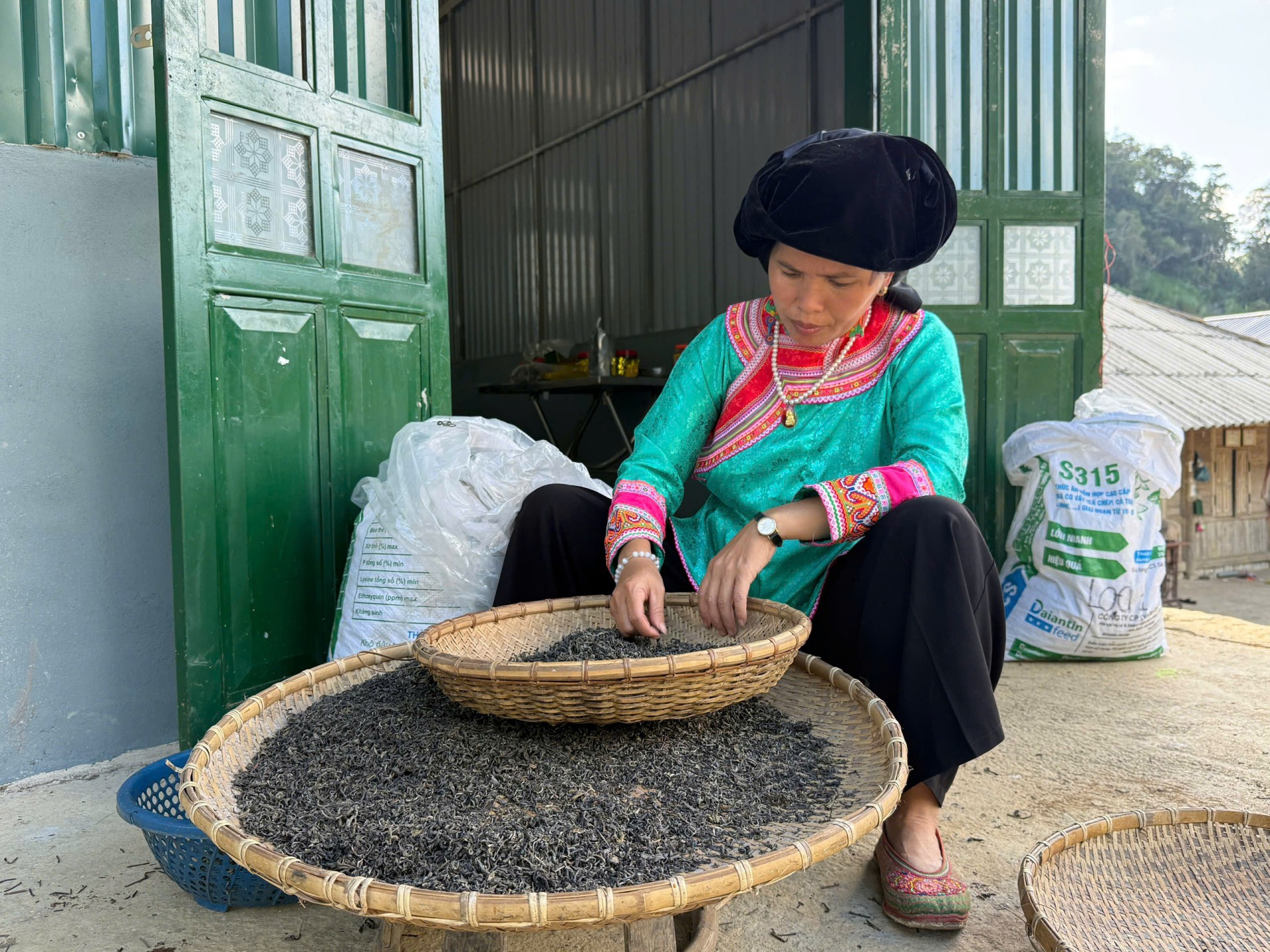 Chị Si Chấn Siến kiểm tra, phân loại chè sau chế biến tại gia đình, từng bước nâng cao chất lượng và giá trị sản phẩm chè đặc trưng của xã Na Sang. Chị Si Chấn Siến kiểm tra, phân loại chè sau chế biến tại gia đình, từng bước nâng cao chất lượng và giá trị sản phẩm chè đặc trưng của xã Na Sang.