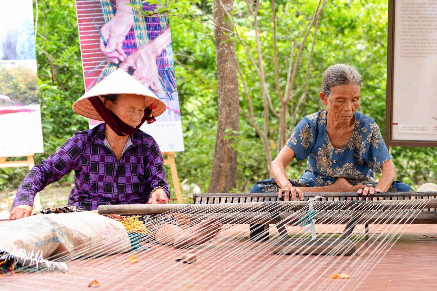 Bà Trần Thị Mai (bên trái) và bà Trần Thị Loan vẫn lặng lẽ gìn giữ nghề dệt chiếu cói ở làng Thạch Tân Bà Trần Thị Mai (bên trái) và bà Trần Thị Loan vẫn lặng lẽ gìn giữ nghề dệt chiếu cói ở làng Thạch Tân