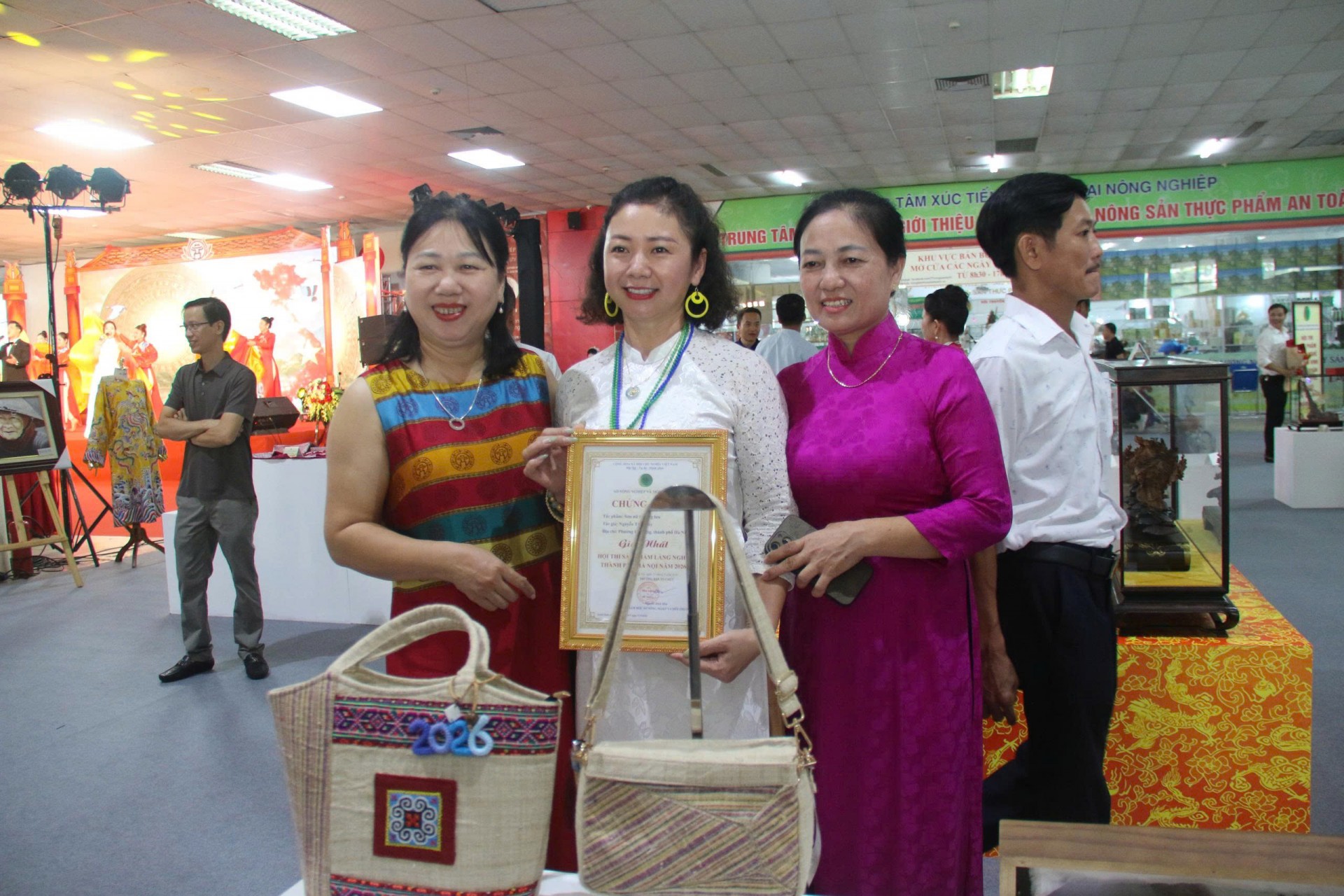 Tinh hoa làng nghề Hà Nội Tinh hoa làng nghề Hà Nội trong dòng chảy sáng tạo Tinh hoa làng nghề Hà Nội Tinh hoa làng nghề Hà Nội trong dòng chảy sáng tạo
