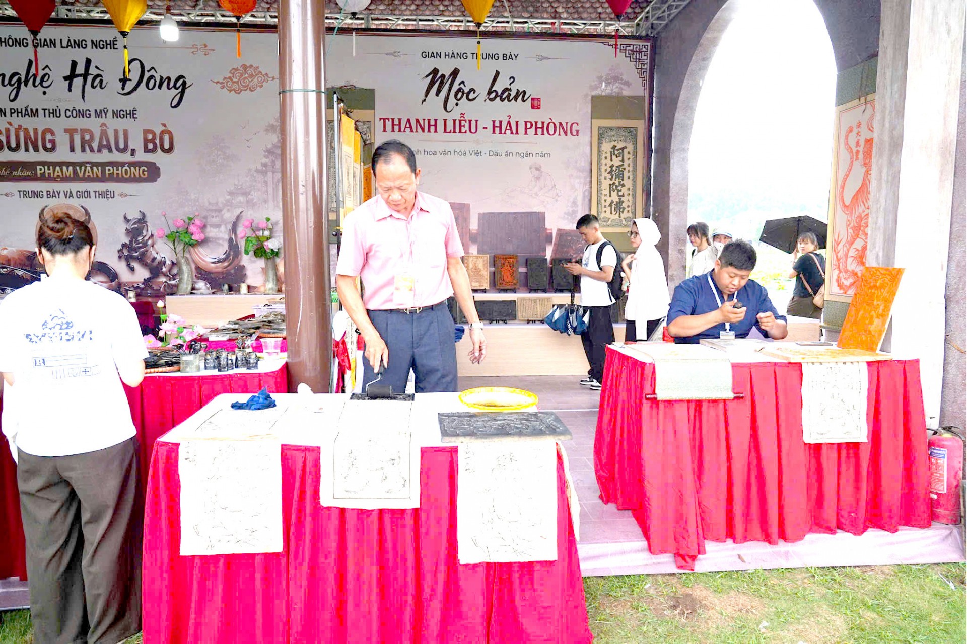 Không gian giới thiệu các làng nghề truyền thống tại Lễ hội không chỉ mang đến cho du khách những trải nghiệm về nghề thủ công mà còn góp phần truyền tải các giá trị gắn với lịch sử, văn hóa và đời sống cộng đồng. Ảnh haiphong.gov.vn