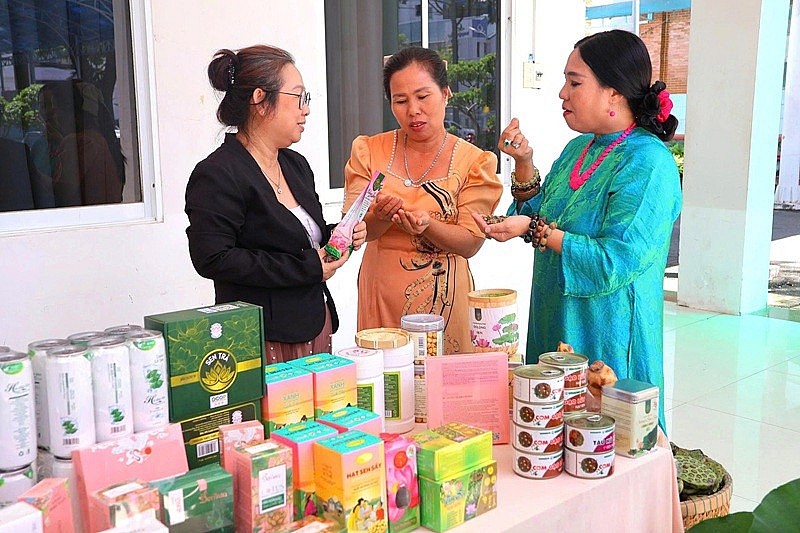 Đại diện Ecohome Đồng Tháp giới thiệu, chia sẻ về các sản phẩm chế biến từ sen đến các khách tham quan không gian trưng bày