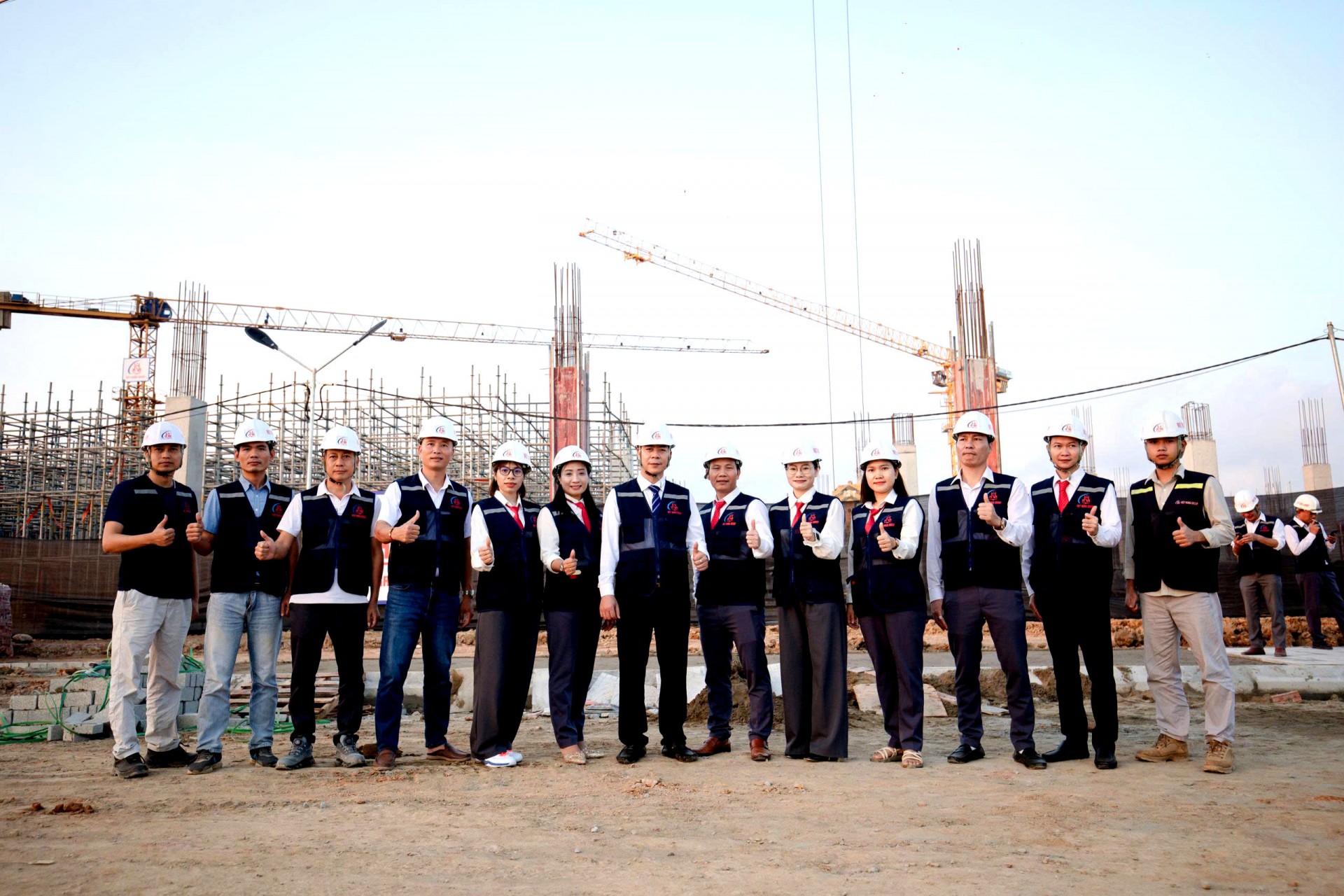 Thuyền trưởng Ninh Văn Sức luôn bám sát trên mọi công trường, sát cánh cùng đội ngũ cán bộ công nhân viên