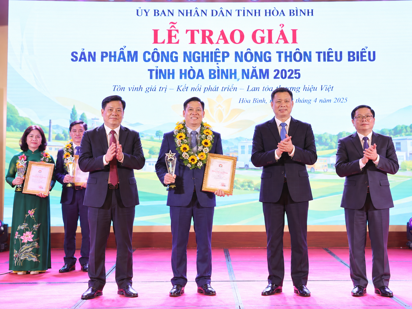 Khuyến công tạo lực đẩy nâng tầm nông sản Tây Bắc Khuyến công tạo lực đẩy nâng tầm nông sản Tây Bắc