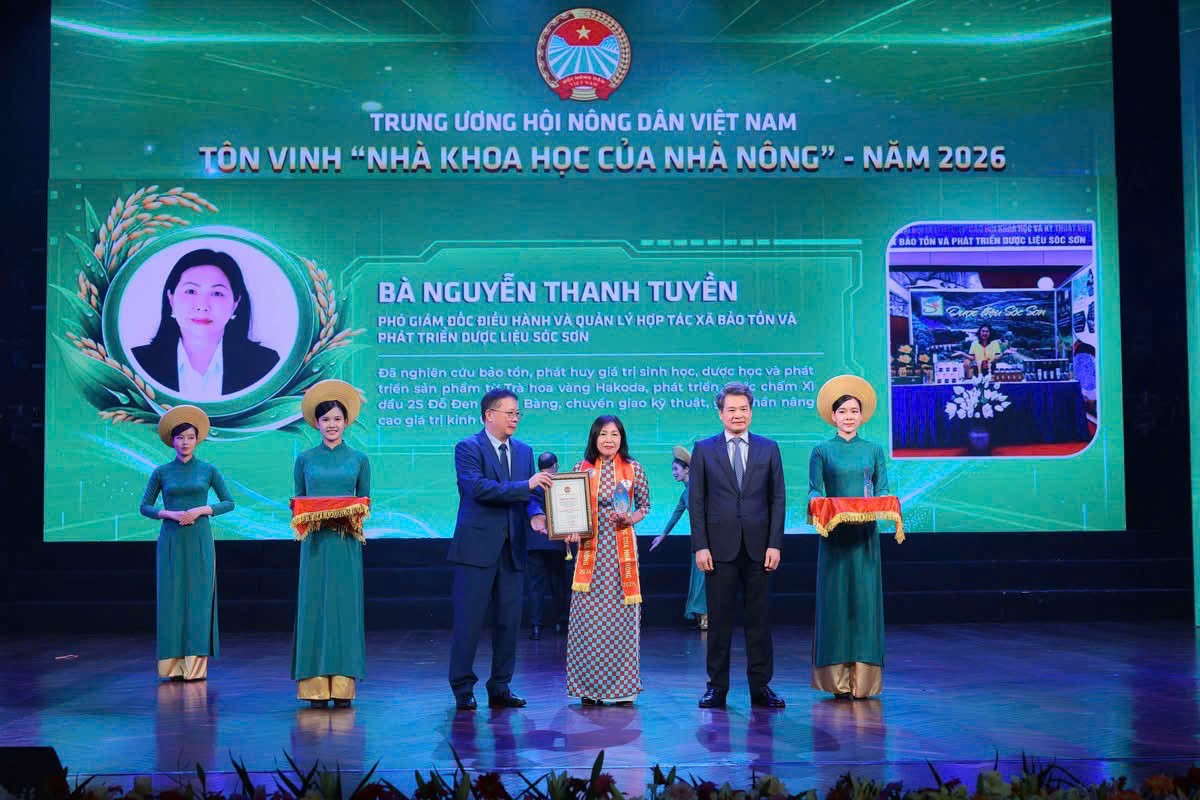 Phó Bí thư Thường trực Đảng ủy xã Trung Giã chúc mừng Dược sĩ Nguyễn Thanh Tuyền