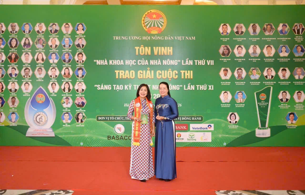 Phó Bí thư Thường trực Đảng ủy xã Trung Giã chúc mừng Dược sĩ Nguyễn Thanh Tuyền
