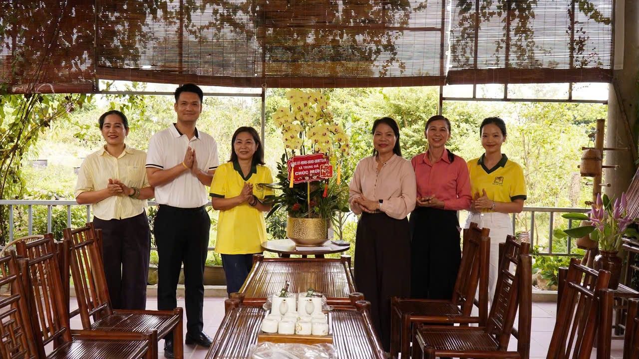 Phó Bí thư Thường trực Đảng ủy xã Trung Giã chúc mừng Dược sĩ Nguyễn Thanh Tuyền