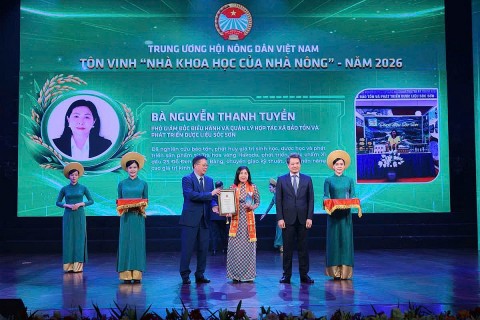 pho bi thu thuong truc dang uy xa trung gia chuc mung duoc si nguyen thanh tuyen