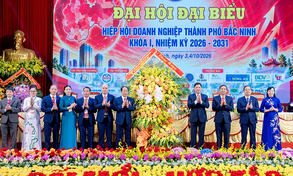 Các đồng chí lãnh đạo thành phố Bắc Ninh  tặng hoa chúc mừng Đại hội