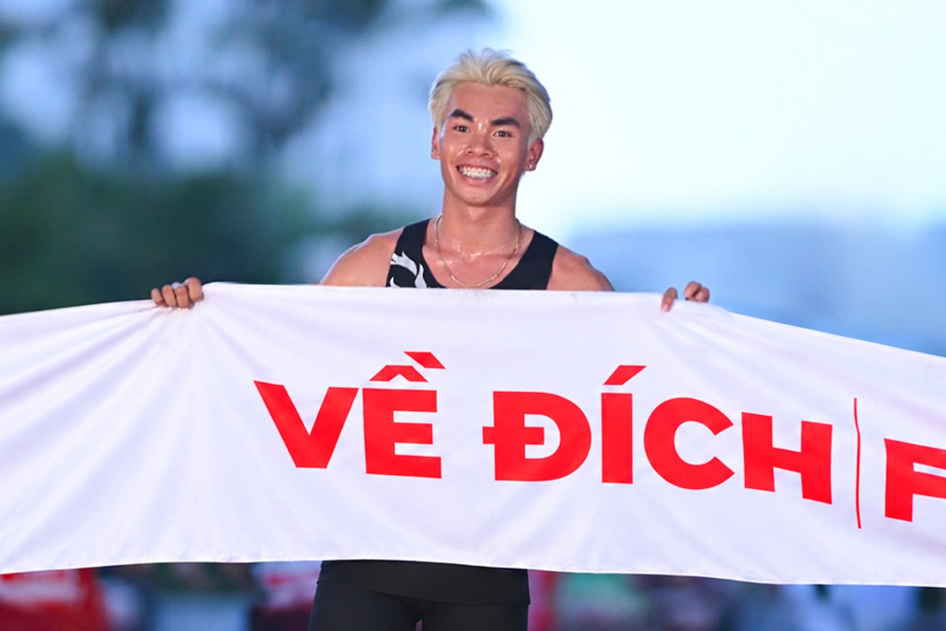 Vận động viên Huỳnh Anh Khôi xuất sắc giành hạng Nhất cự ly Marathon hạng mục nam với thành tích ấn tượng 2 giờ 29 phút 58 giây