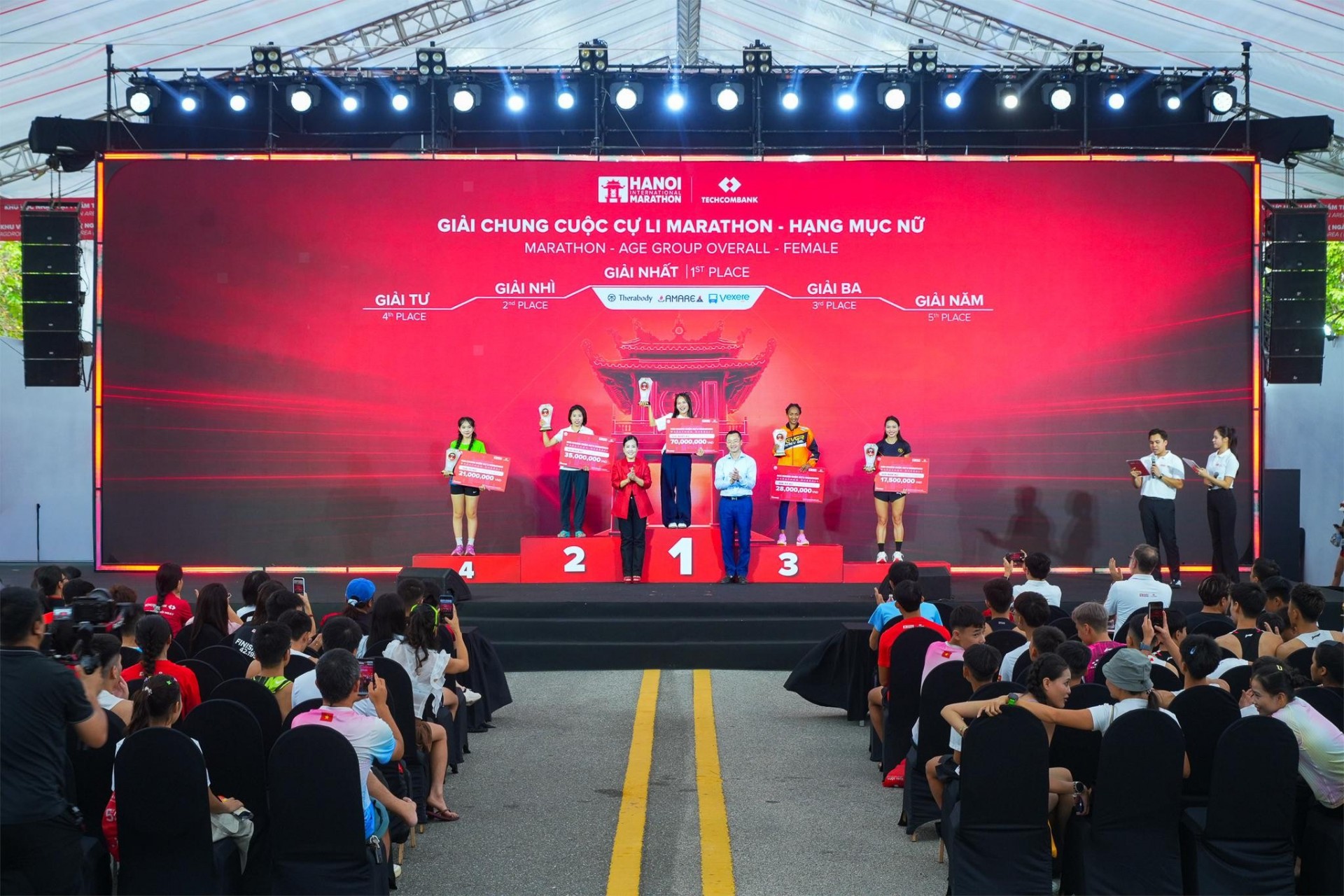 Ban tổ chức trao giải cho top 5 chung cuộc cự ly Marathon hạng mục nữ