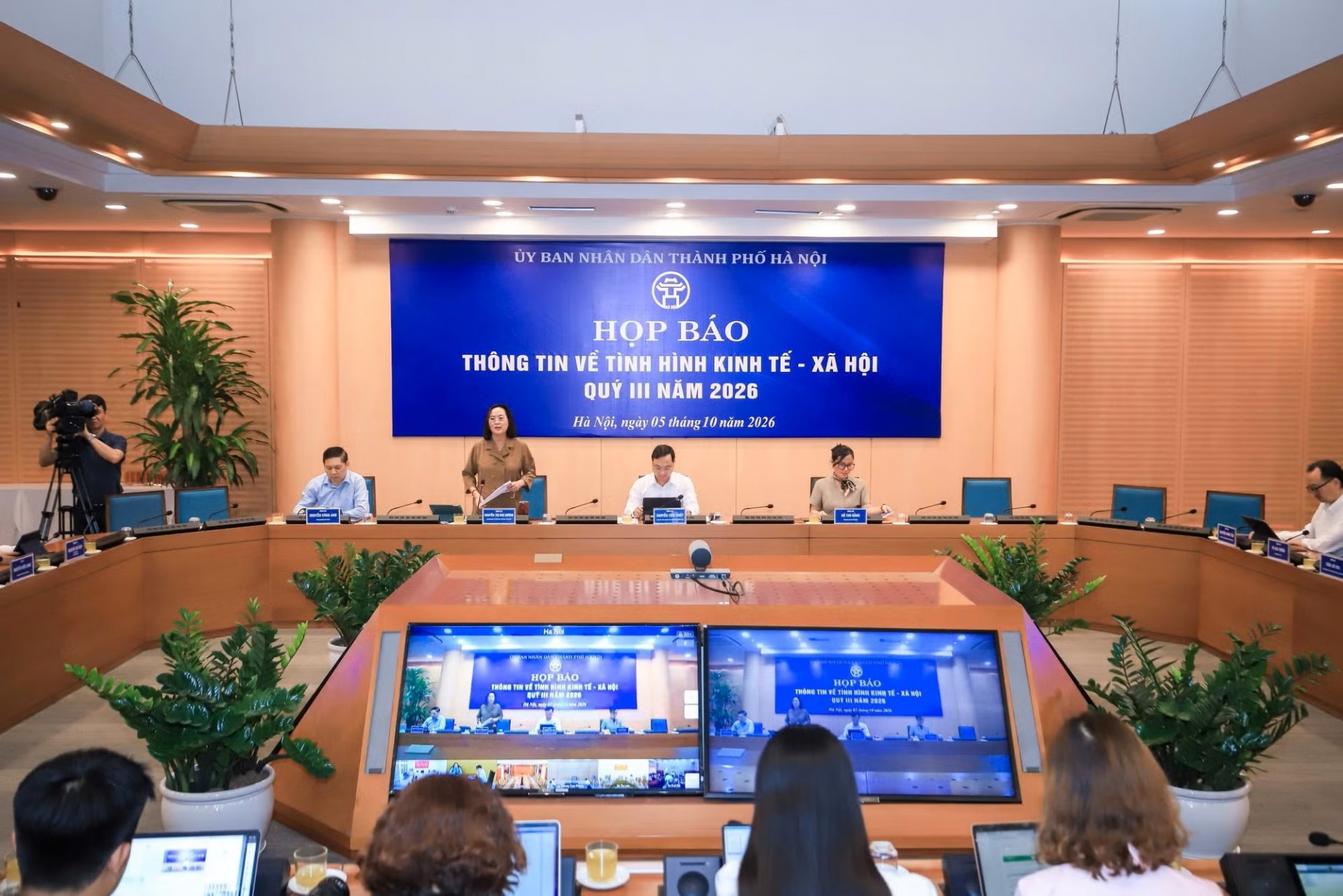 Quang cảnh buổi họp báo thông tin về tinh hình KTXH của TP Hà Nội. Quang cảnh buổi họp báo thông tin về tinh hình KTXH của TP Hà Nội.