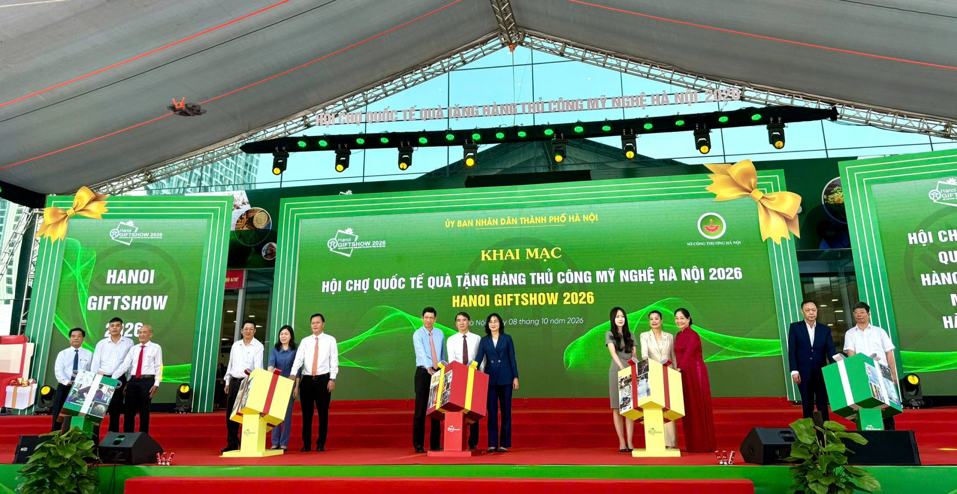 Các đại biểu nhấn nút khai mạc Hội chợ quốc tế Quà tặng hàng thủ công mỹ nghệ Hà Nội năm 2026.