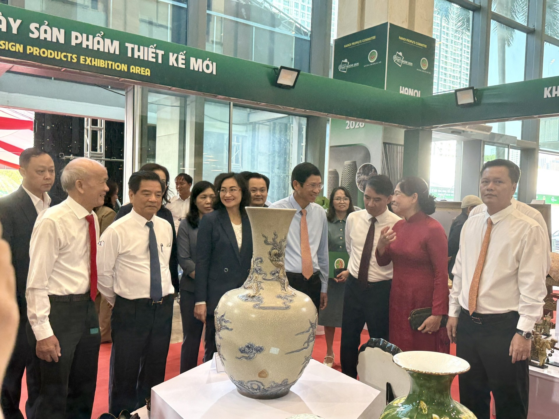Các đại biểu tham quan gian hàng