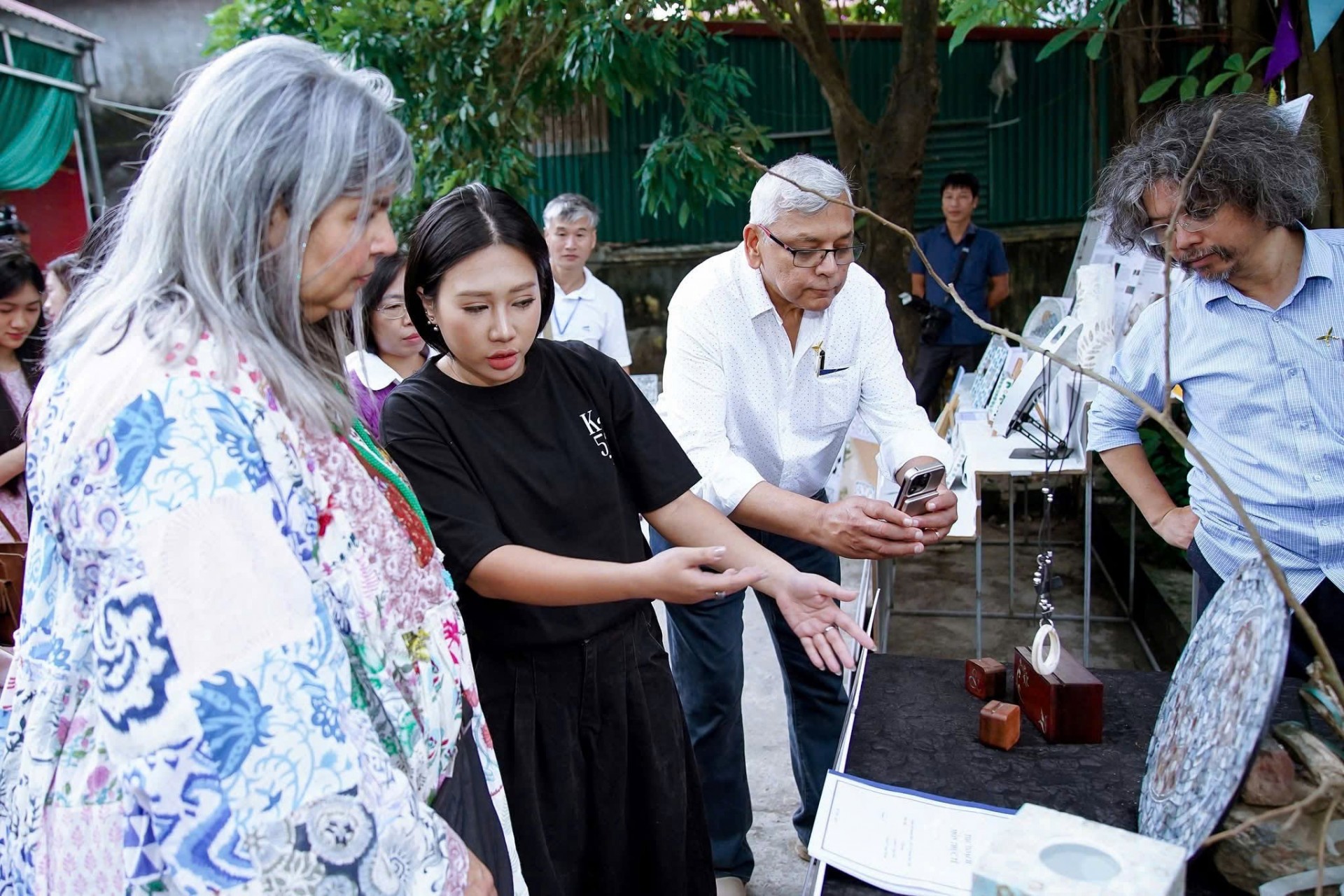 hành viên Hội đồng Thủ công Thế giới tham quan làng nghề khảm trai Chuyên Mỹ hành viên Hội đồng Thủ công Thế giới tham quan làng nghề khảm trai Chuyên Mỹ