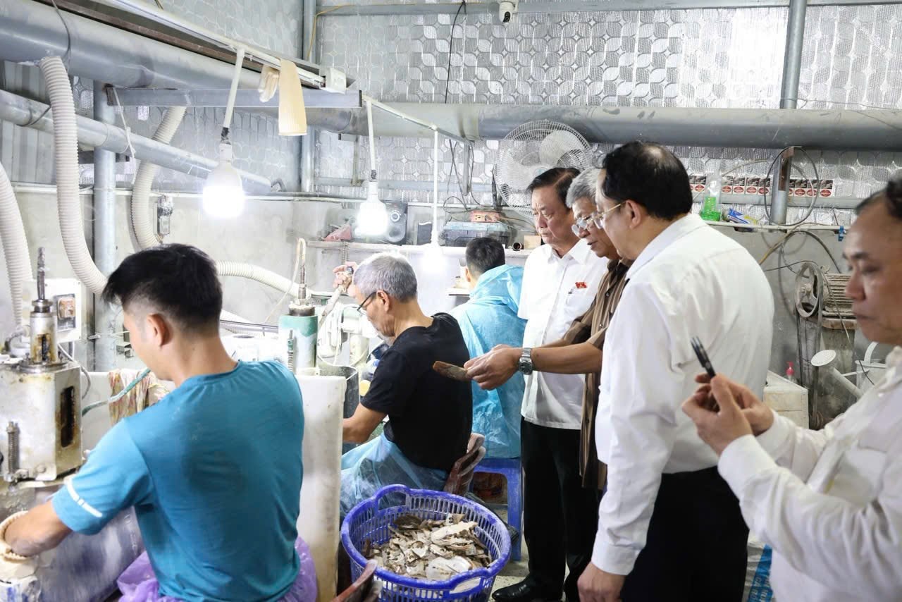 Người thợ cần mẫn tạo ra các sản phẩm khảm trai Chuyên Mỹ. Người thợ cần mẫn tạo ra các sản phẩm khảm trai Chuyên Mỹ.
