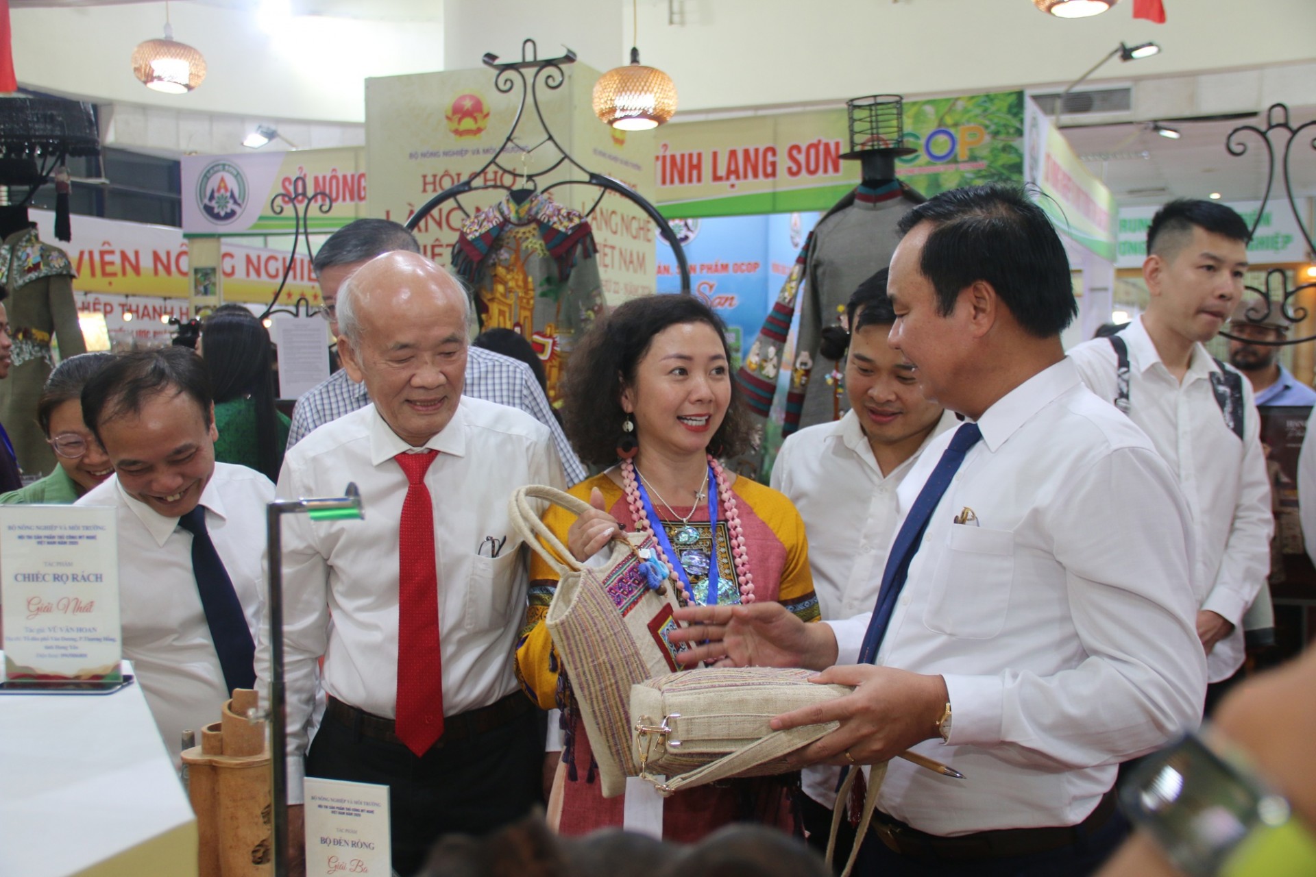 Lan tỏa tinh hoa thủ công mỹ nghệ, nâng tầm sản phẩm làng nghề Lan tỏa tinh hoa thủ công mỹ nghệ, nâng tầm sản phẩm làng nghề