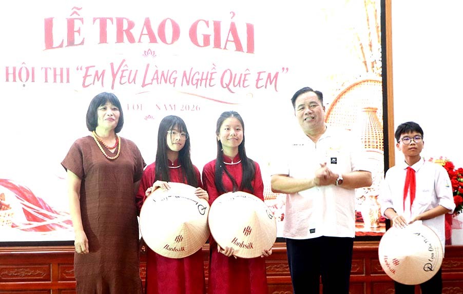 Ban Tổ chức trao giải cho đội đoạt giải nhất hội thi “Em yêu làng nghề quê em”. Ban Tổ chức trao giải cho đội đoạt giải nhất hội thi “Em yêu làng nghề quê em”.