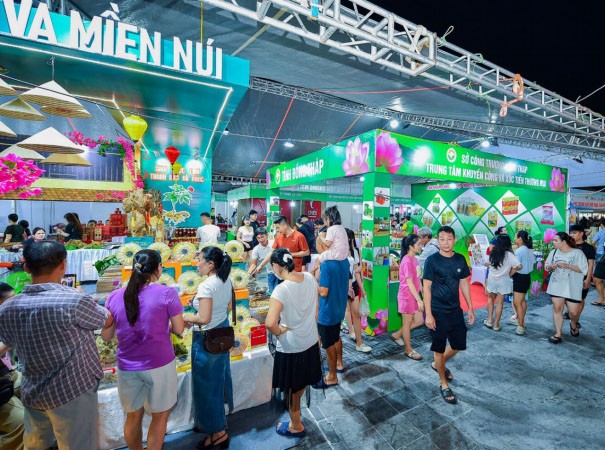 Khách tham quan tại Hội chợ triển lãm sản phẩm công nghiệp nông thôn tiêu biểu các tỉnh, thành phố khu vực phía Bắc năm 2026. Ảnh Nguyễn Mơ – Thành Chung
