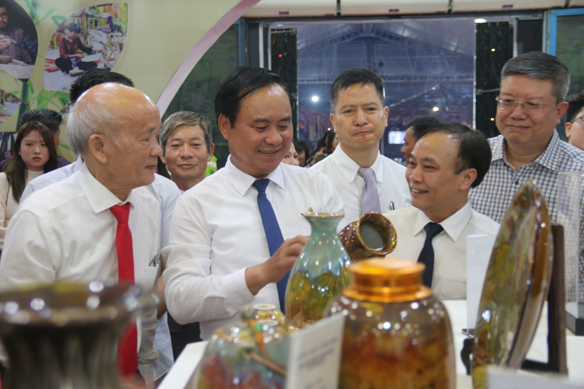 Một số hình ảnh Thứ trưởng Bộ Nông nghiệp và Môi trường Võ Văn Hưng cùng các đại biểu tham quan khu trưng bày những sản phẩm đạt giải tại Hội thi sản phẩm thủ công mỹ nghệ Việt Nam năm 2026 Một số hình ảnh Thứ trưởng Bộ Nông nghiệp và Môi trường Võ Văn Hưng cùng các đại biểu tham quan khu trưng bày những sản phẩm đạt giải tại Hội thi sản phẩm thủ công mỹ nghệ Việt Nam năm 2026