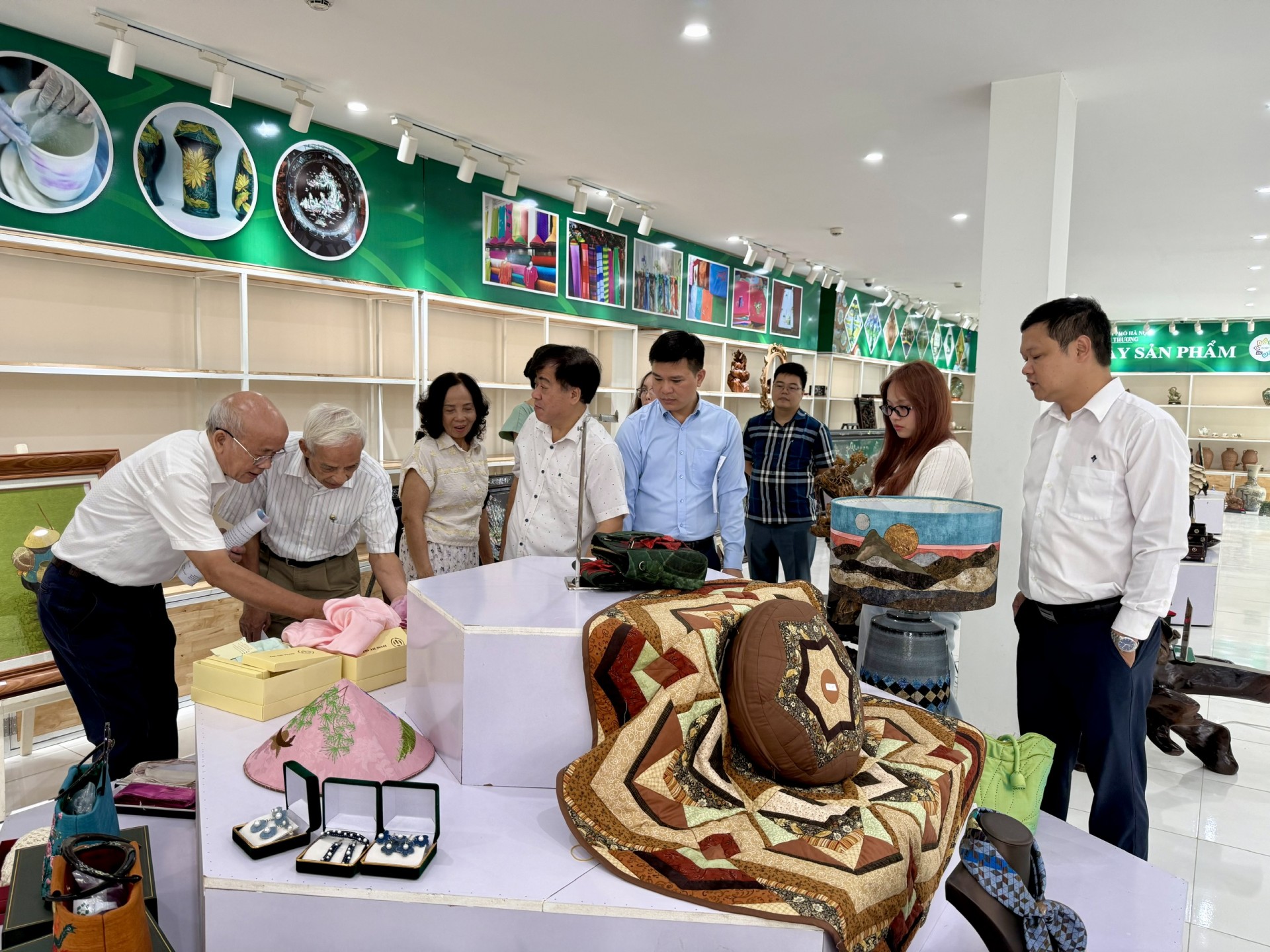 Hội đồng giám khảo xem xét, đánh giá các sản phẩm có thiết kế hoàn thiện, chú trọng tính thẩm mỹ và chất lượng sáng tạo. Hội đồng giám khảo xem xét, đánh giá các sản phẩm có thiết kế hoàn thiện, chú trọng tính thẩm mỹ và chất lượng sáng tạo.