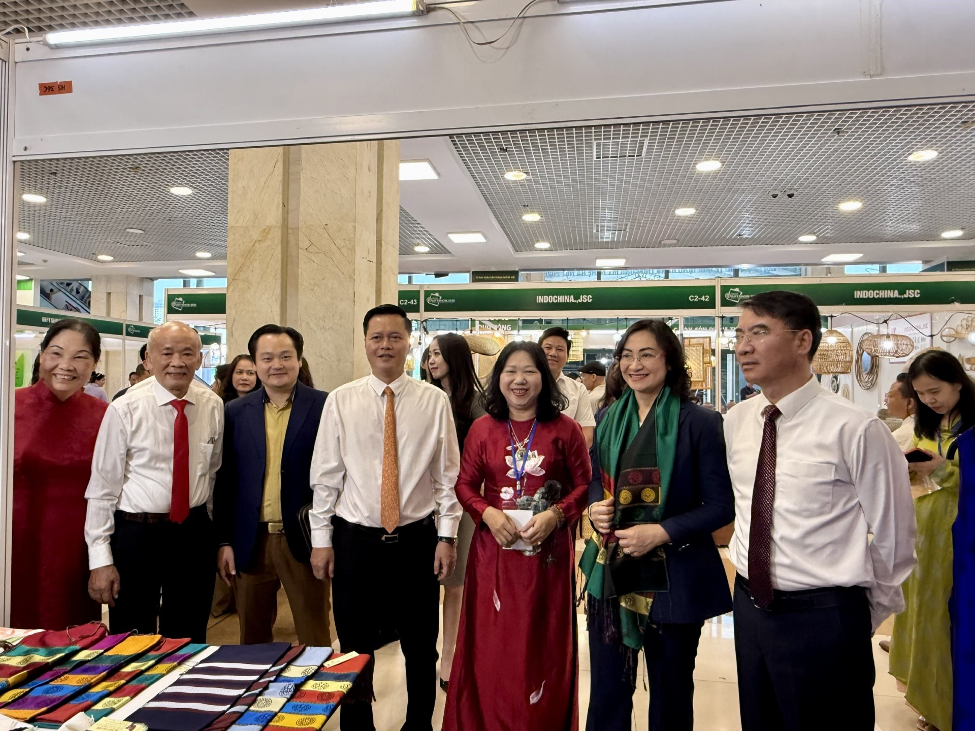 Các đại biểu tham quan khu trưng bày thiết kế mẫu sản phẩm thủ công mỹ nghệ mới Hà Nội năm 2026. Các đại biểu tham quan khu trưng bày thiết kế mẫu sản phẩm thủ công mỹ nghệ mới Hà Nội năm 2026.