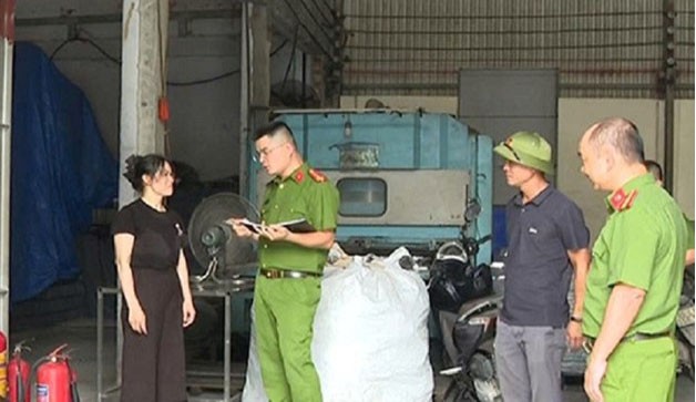Đoàn kiểm tra tại làng nghề Minh Khai, xã Như Quỳnh, tỉnh Hưng Yên
