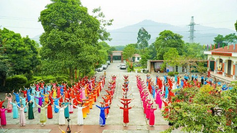 ron rang chuong trinh dong dien dan vu huong ung thang ao dai nam 2026 tai xa trung gia