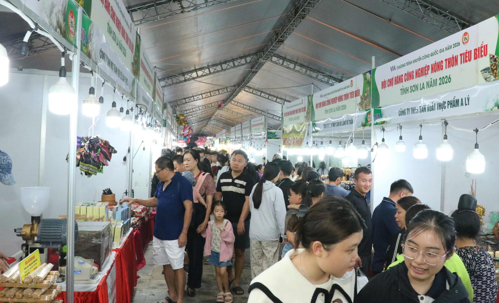 Sơn La: Khai mạc Hội chợ Công nghiệp Nông thôn Tiêu biểu 2026 quy tụ 240 gian hàng Sơn La: Khai mạc Hội chợ Công nghiệp Nông thôn Tiêu biểu 2026 quy tụ 240 gian hàng