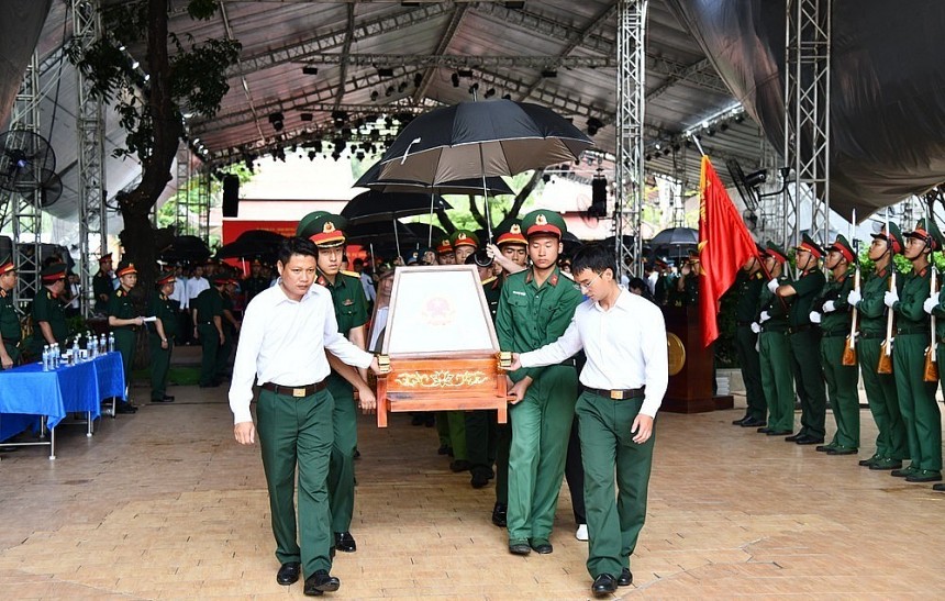 Các lực lượng luyện tập nghi thức trong buổi tổng duyệt Lễ truy điệu, an táng 731 hài cốt liệt sĩ được tìm thấy ở Công viên Lê Thị Riêng. Nguồn: Trung tâm Báo chí Thành phố Hồ Chí Minh Các lực lượng luyện tập nghi thức trong buổi tổng duyệt Lễ truy điệu, an táng 731 hài cốt liệt sĩ được tìm thấy ở Công viên Lê Thị Riêng. Nguồn: Trung tâm Báo chí Thành phố Hồ Chí Minh