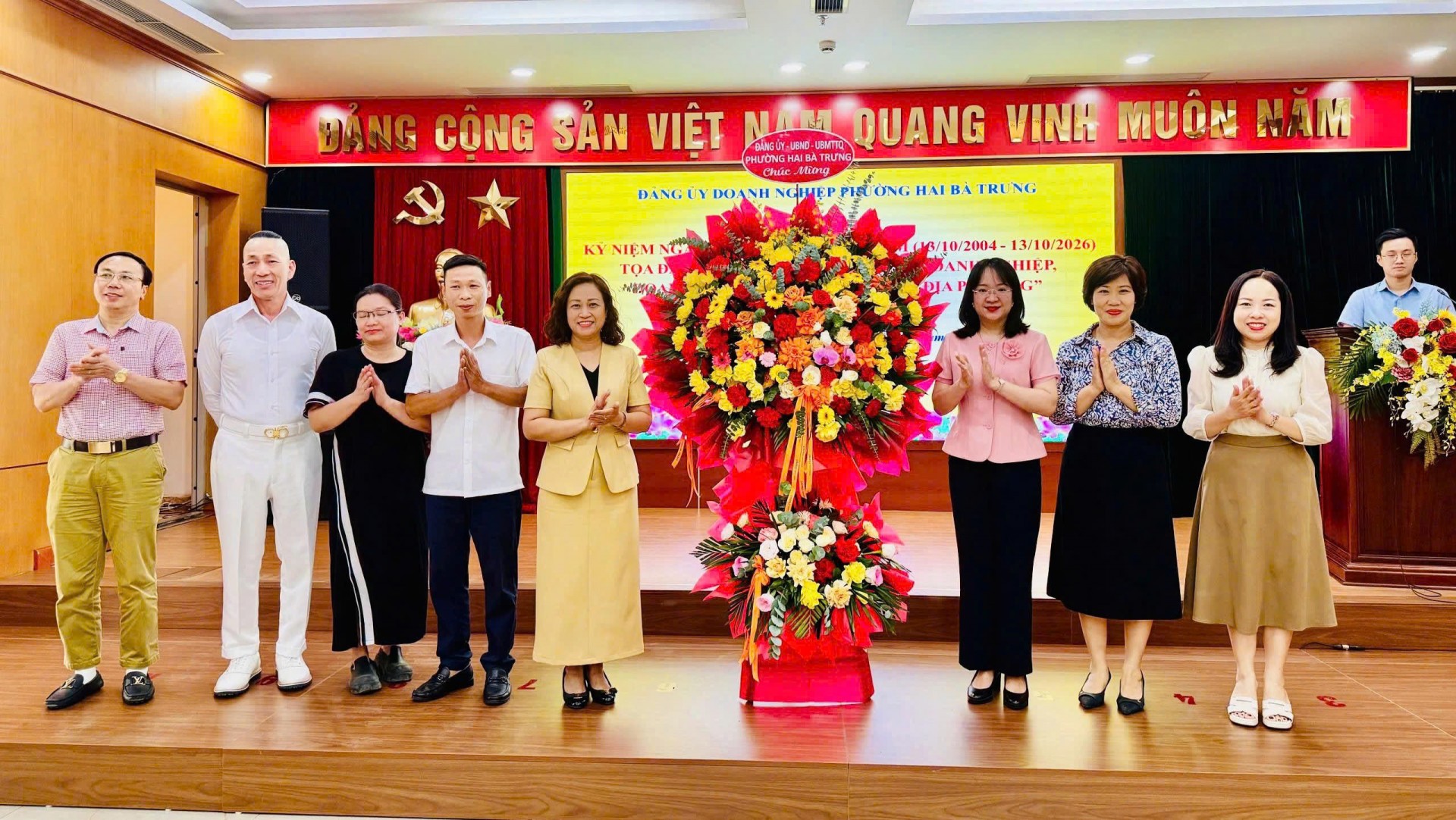 Lãnh đạo Đảng ủy phường Hai Bà Trưng đã tặng hoa chúc mừng các chi bộ, doanh nghiệp trực thuộc