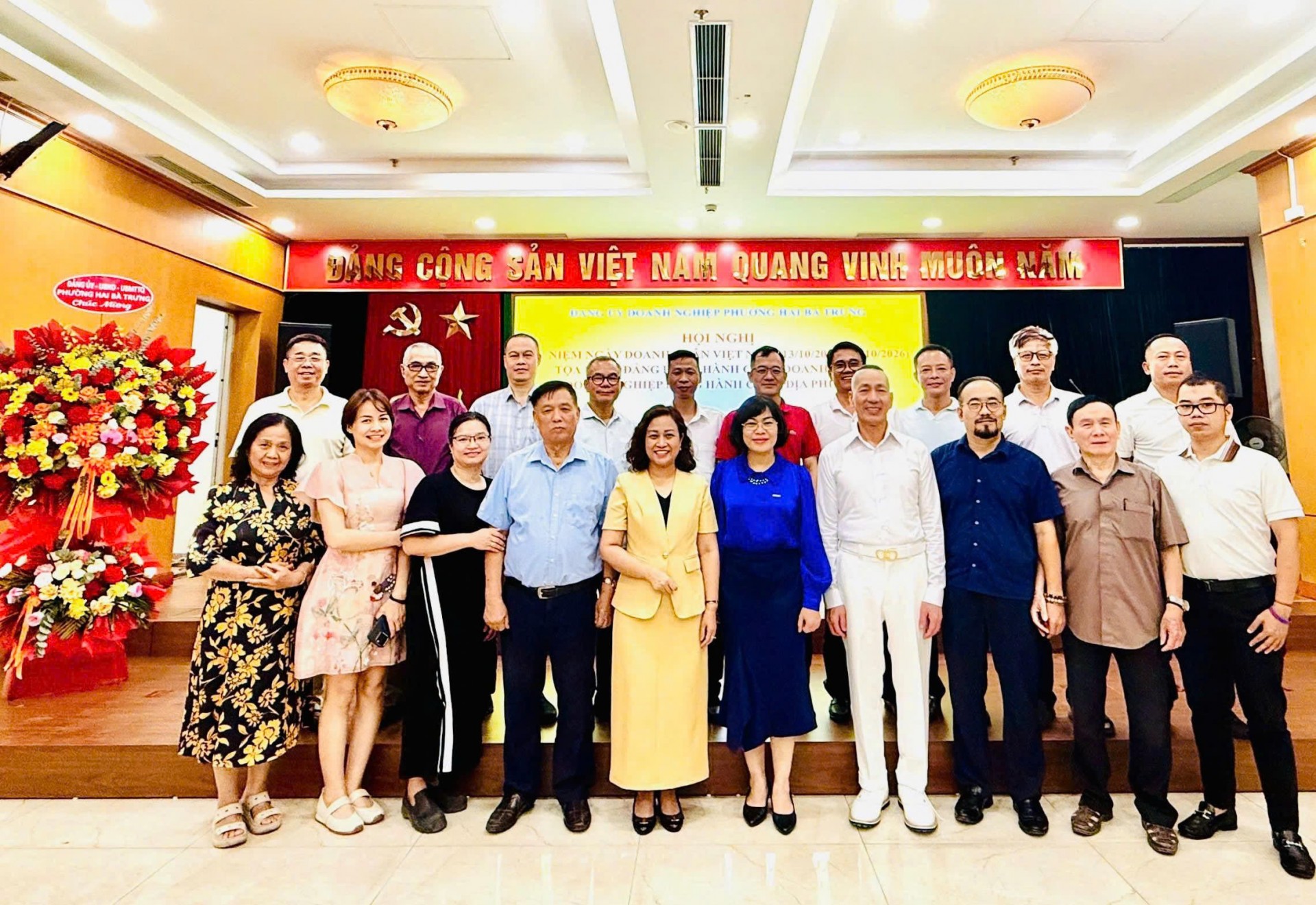 Lãnh đạo Đảng ủy phường Hai Bà Trưng cùng đại diện các chi bộ, doanh nghiệp trên địa bàn chụp ảnh lưu niệm