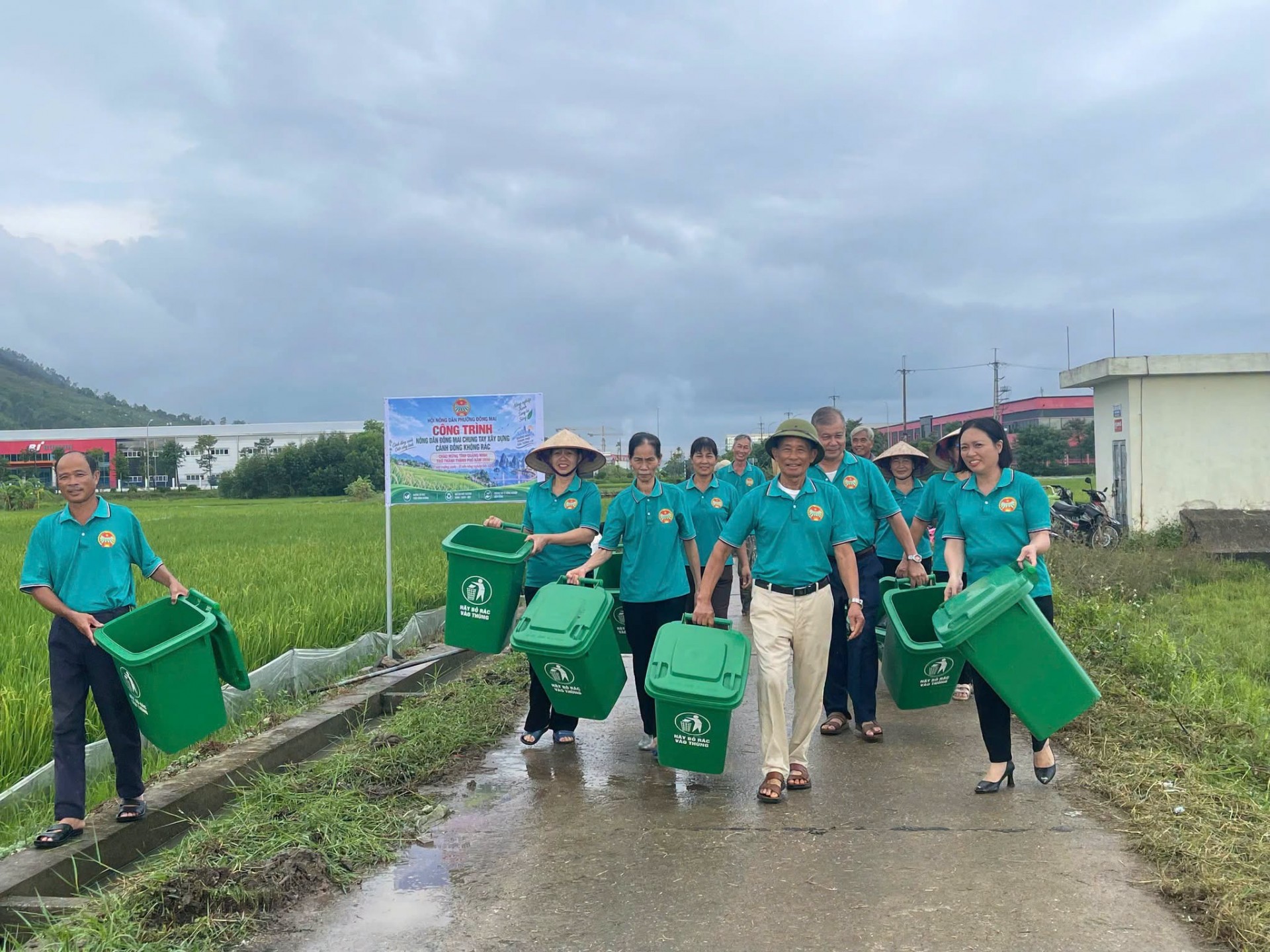 Hội viên Hội Nông dân phường Đông Mai chung tay thực hiện công trình “Cánh đồng không rác”, góp phần bảo vệ môi trường, xây dựng cảnh quan nông thôn xanh, sạch, đẹp. Hội viên Hội Nông dân phường Đông Mai chung tay thực hiện công trình “Cánh đồng không rác”, góp phần bảo vệ môi trường, xây dựng cảnh quan nông thôn xanh, sạch, đẹp.