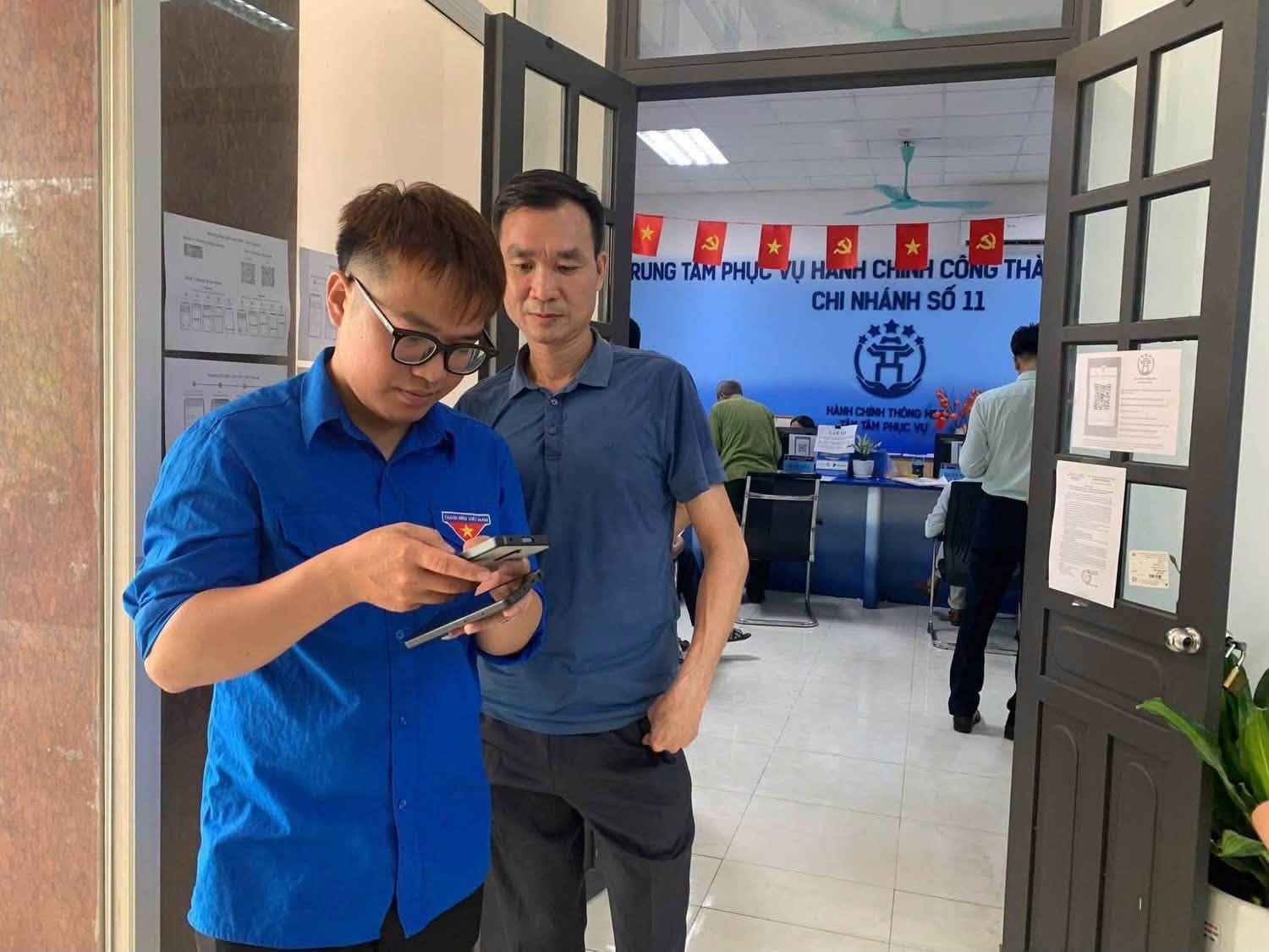 Đoàn viên thanh niên hỗ trợ người dân tiếp cận, sử dụng các tiện ích số tại Trung tâm Phục vụ hành chính công, góp phần nâng cao chất lượng dịch vụ và thúc đẩy chuyển đổi số từ cơ sở. Đoàn viên thanh niên hỗ trợ người dân tiếp cận, sử dụng các tiện ích số tại Trung tâm Phục vụ hành chính công, góp phần nâng cao chất lượng dịch vụ và thúc đẩy chuyển đổi số từ cơ sở.