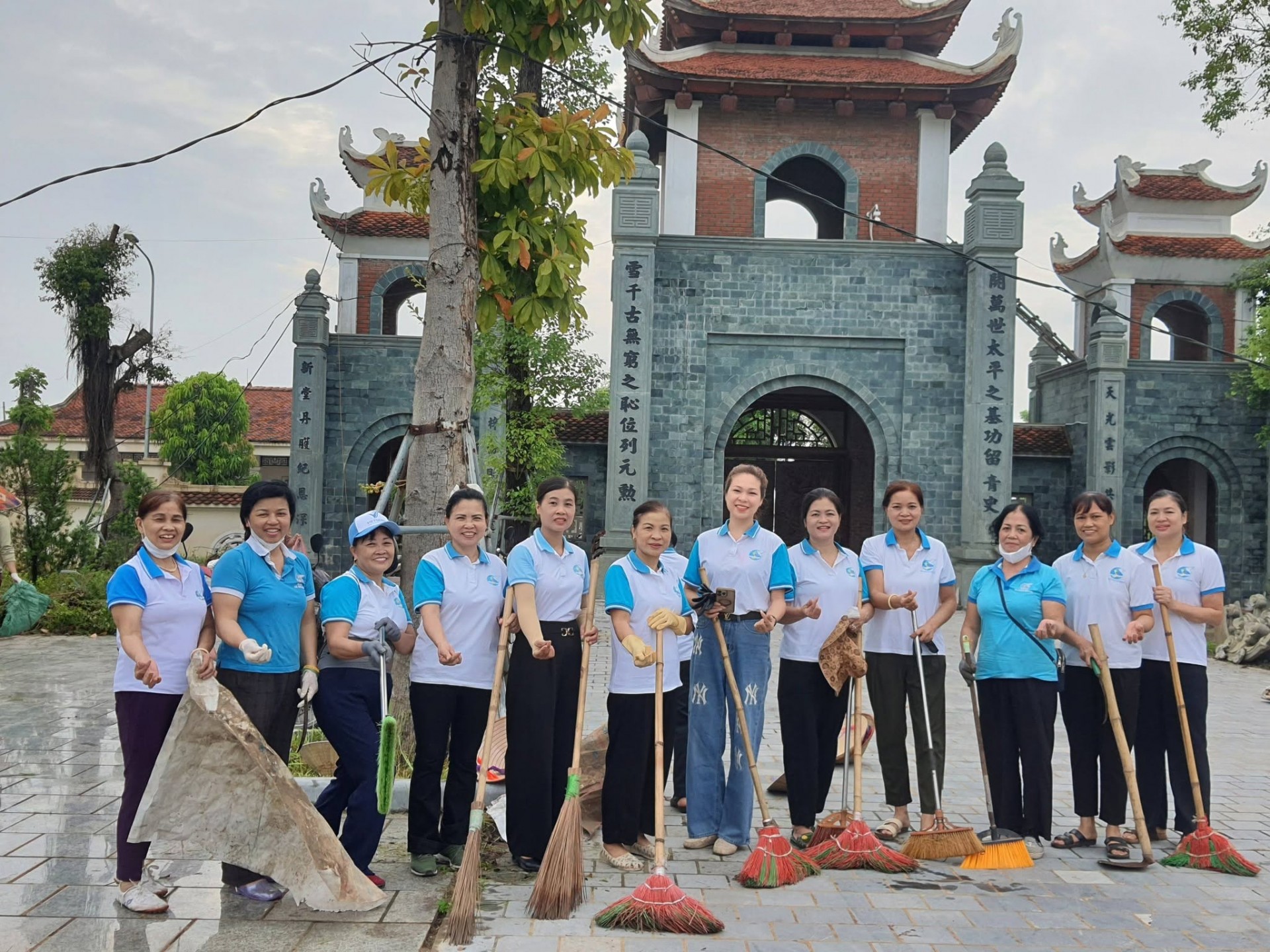 chú thích ảnh này Cán bộ, hội viên phụ nữ tích cực tham gia vệ sinh môi trường, chỉnh trang cảnh quan, góp phần xây dựng nông thôn mới xanh, sạch, đẹp, văn minh. chú thích ảnh này Cán bộ, hội viên phụ nữ tích cực tham gia vệ sinh môi trường, chỉnh trang cảnh quan, góp phần xây dựng nông thôn mới xanh, sạch, đẹp, văn minh.