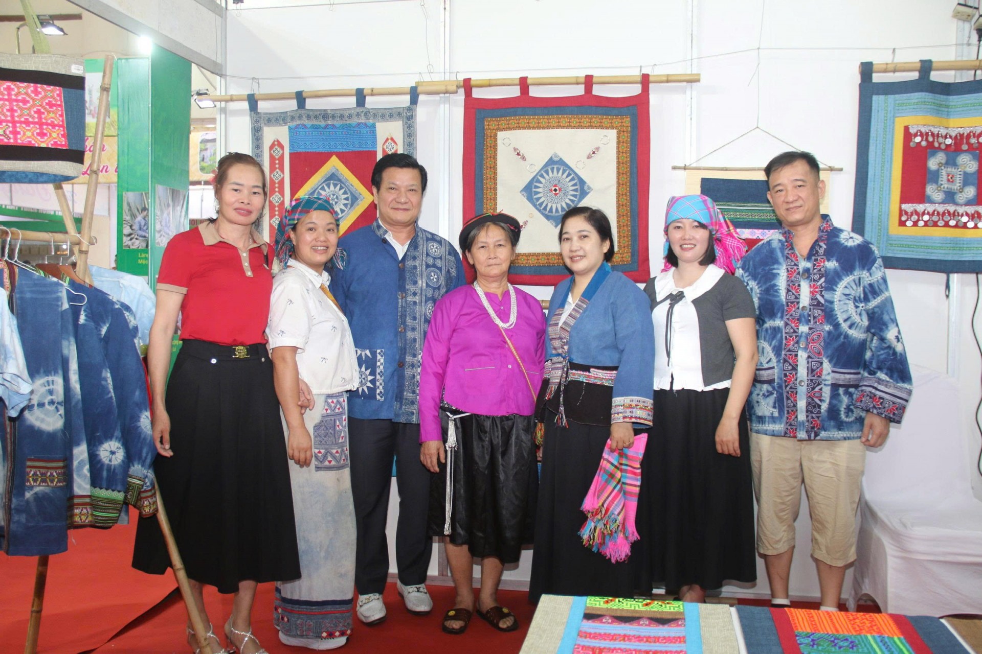 Thổ cẩm Sa Pa đổi mới để phù hợp với thị hiếu hiện đại Thổ cẩm Sa Pa đổi mới để phù hợp với thị hiếu hiện đại