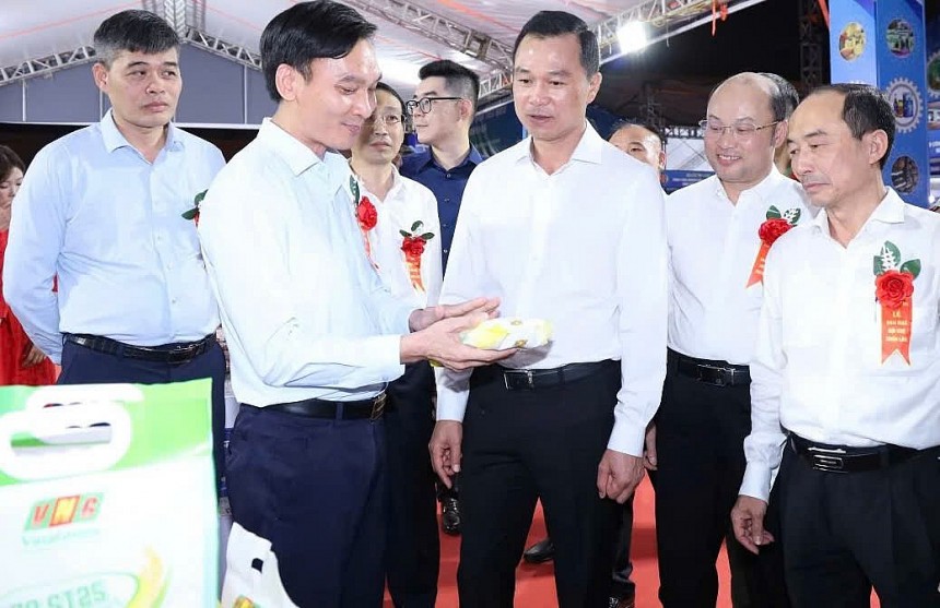 Lãnh đạo tỉnh Thanh Hóa tham quan các gian hàng Lãnh đạo tỉnh Thanh Hóa tham quan các gian hàng