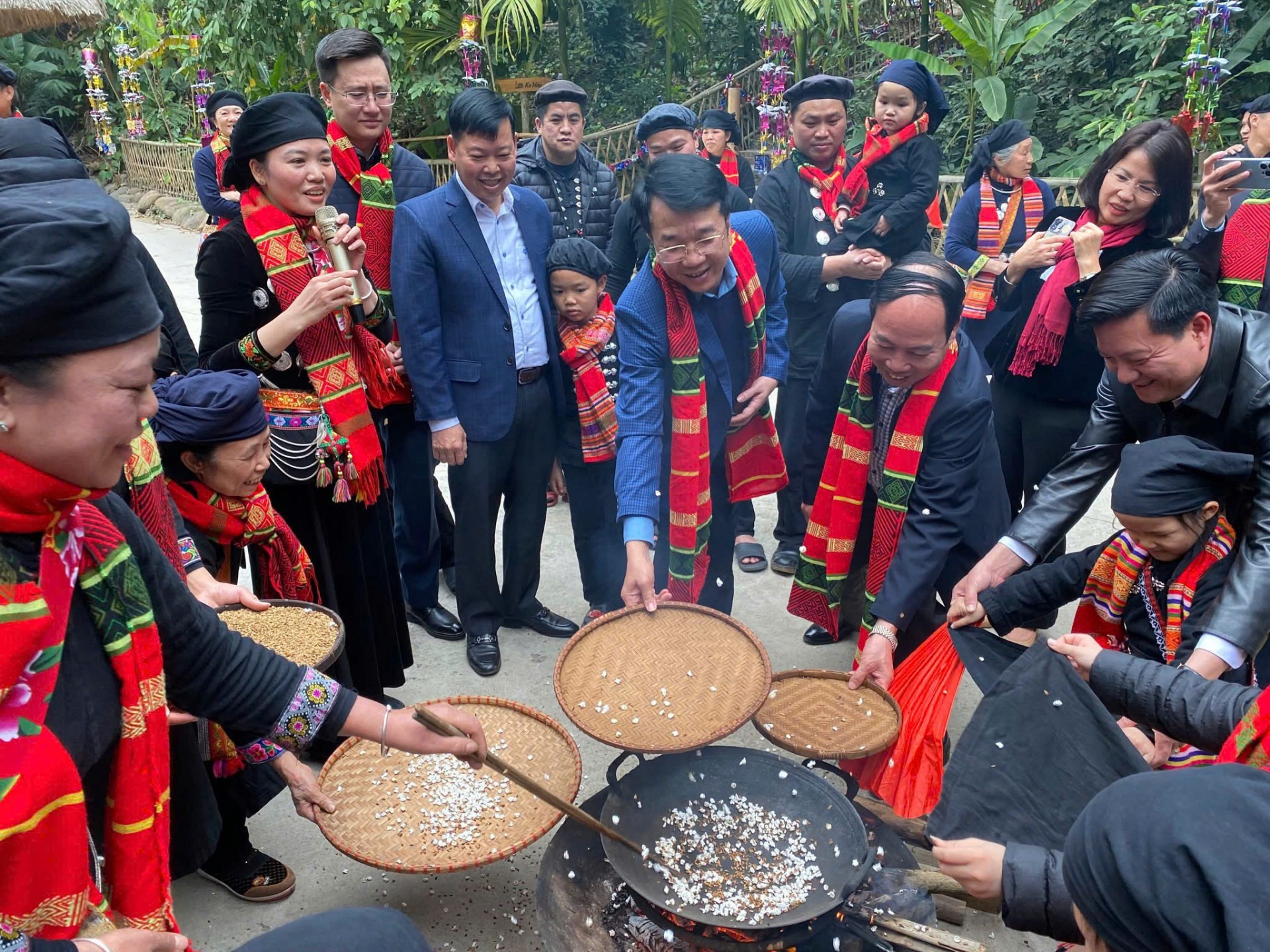 Du khách khi đến với bàn làng Thái Hải