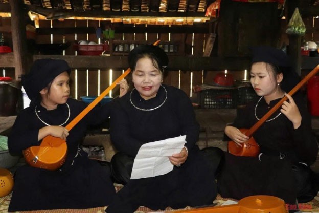 Chị Hà Thị Phòng hướng dẫn các cháu trong đội văn nghệ hát Then, đàn tính