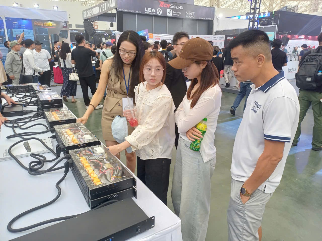 Đông đảo người dân đến tham quan triển lãm.