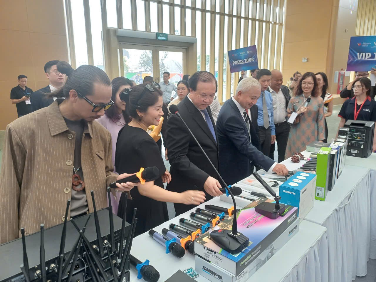 Các đại biểu tham quan triển lãm