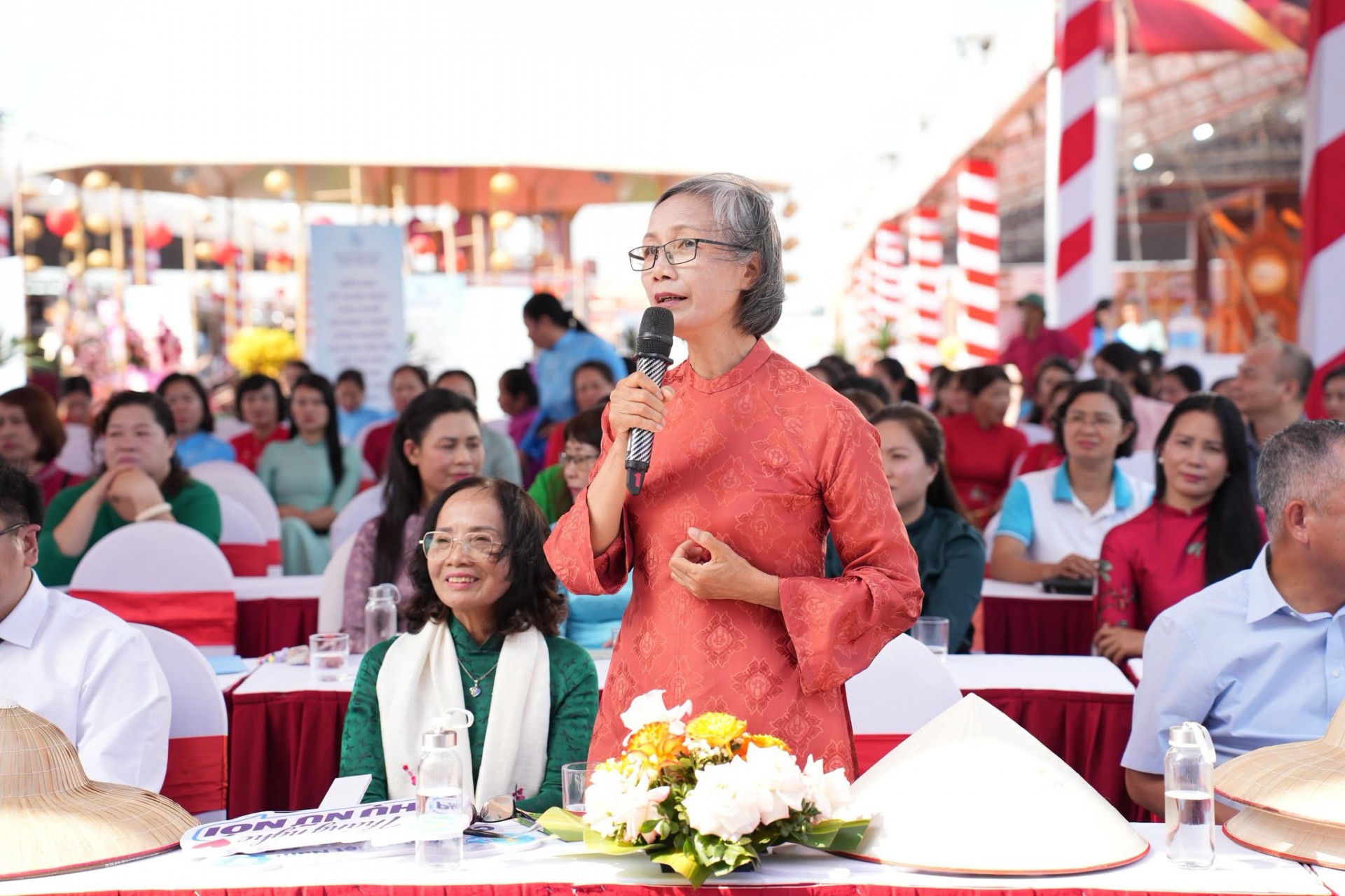 Các nữ nghệ nhân trao đổi tại diễn đàn.