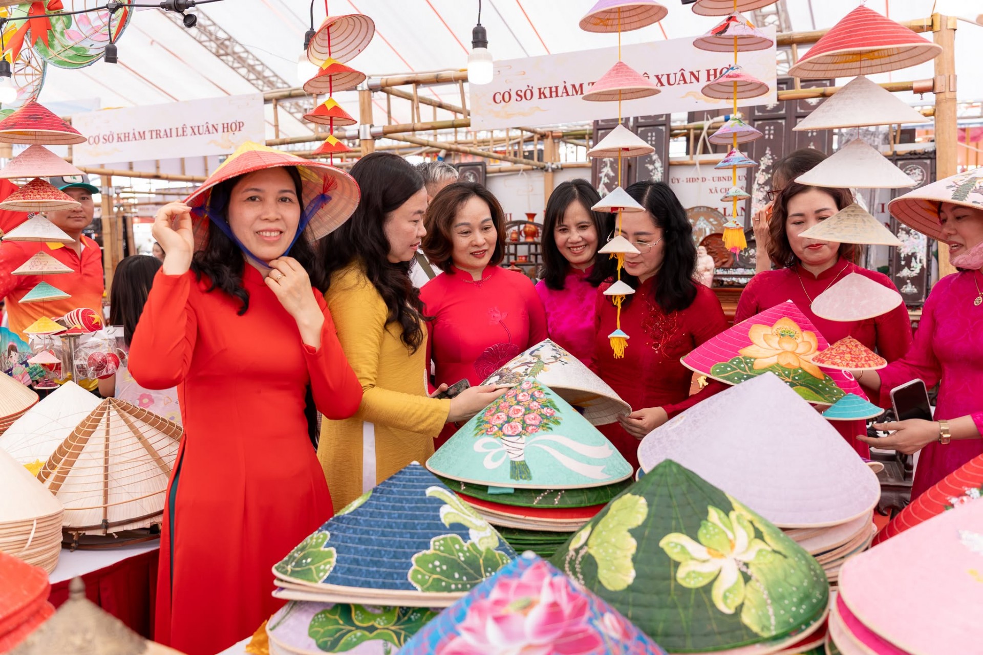 Các đại biểu thăm gian trưng bày sản phẩm làng nghề truyền thống, sản phẩm sáng tạo của các nữ nghệ nhân