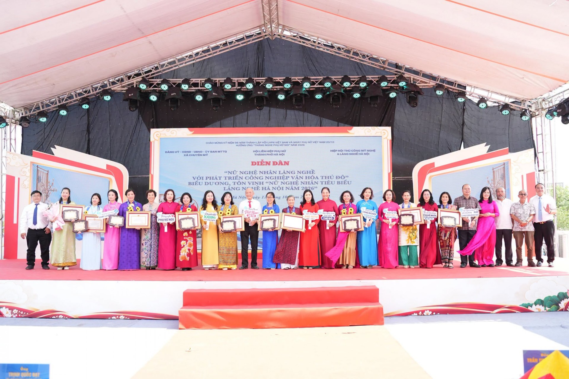 Các đại biểu và nữ nghệ nhân được tôn vinh tại chương trình.