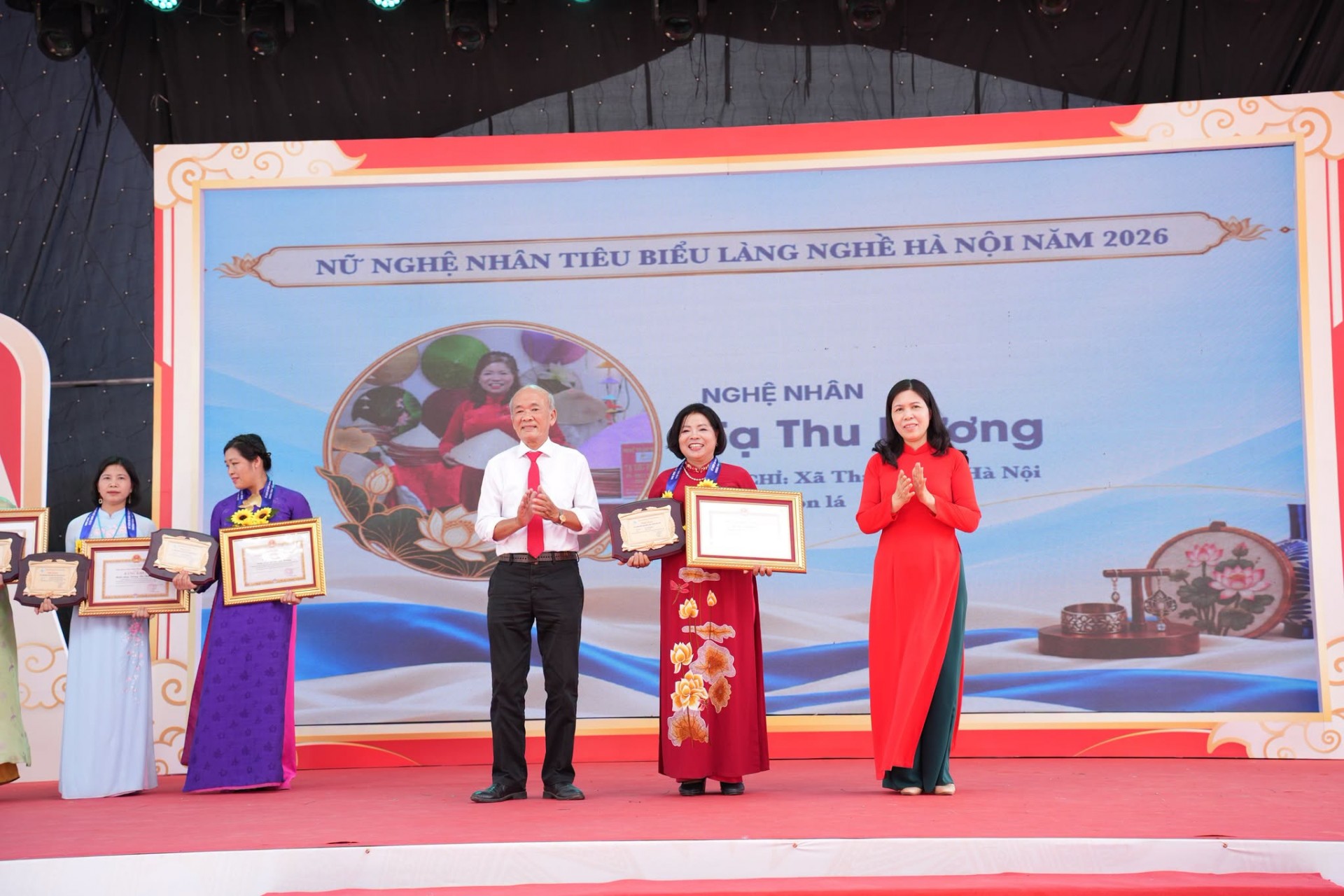 Hà Nội tôn vinh 10 nữ nghệ nhân có đóng góp trong bảo tồn và phát triển làng nghề truyền thống