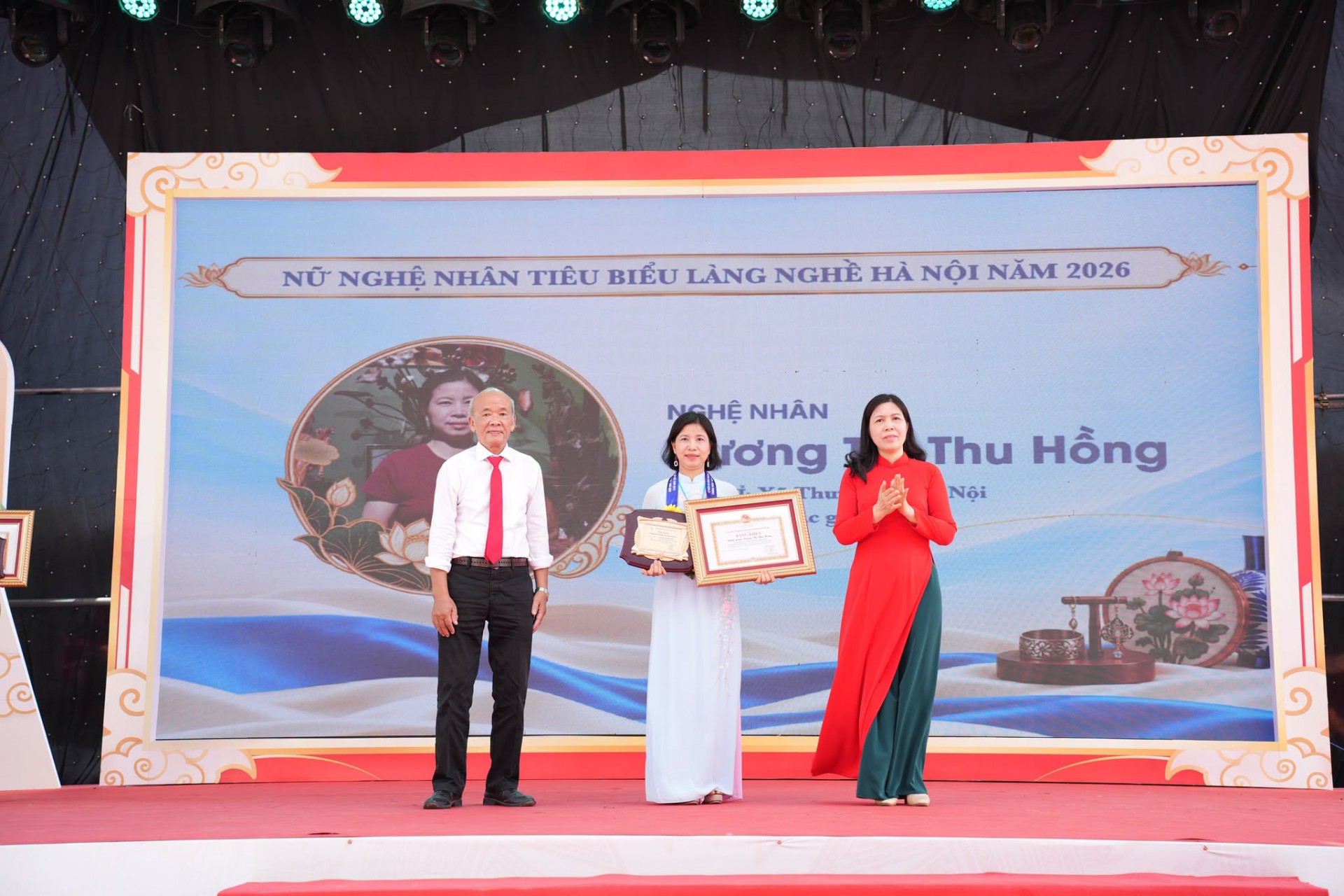 Ông Trịnh Quốc Đạt, Chủ tịch Hiệp hội làng nghề Việt Nam và bà Trần Thị Phương Hoa, Thành uỷ viên, Phó Chủ tịch Thường trực Uỷ ban MTTQ Việt Nam thành phố trao Bằng khen của UBND Thành phố và Biểu trưng tôn vinh của Hội LHPN Hà Nội cho các nữ nghệ nhân.