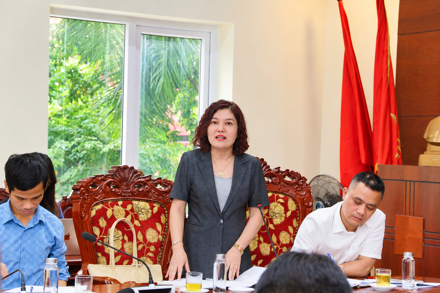  Bà Nguyễn Thị Thùy Hương, Phó Chủ tịch UBND xã Chuyên Mỹ đề nghị Ban Tổ chức sớm thống nhất lịch trình tham quan, số lượng khách và nội dung hoạt động tại các làng nghề.